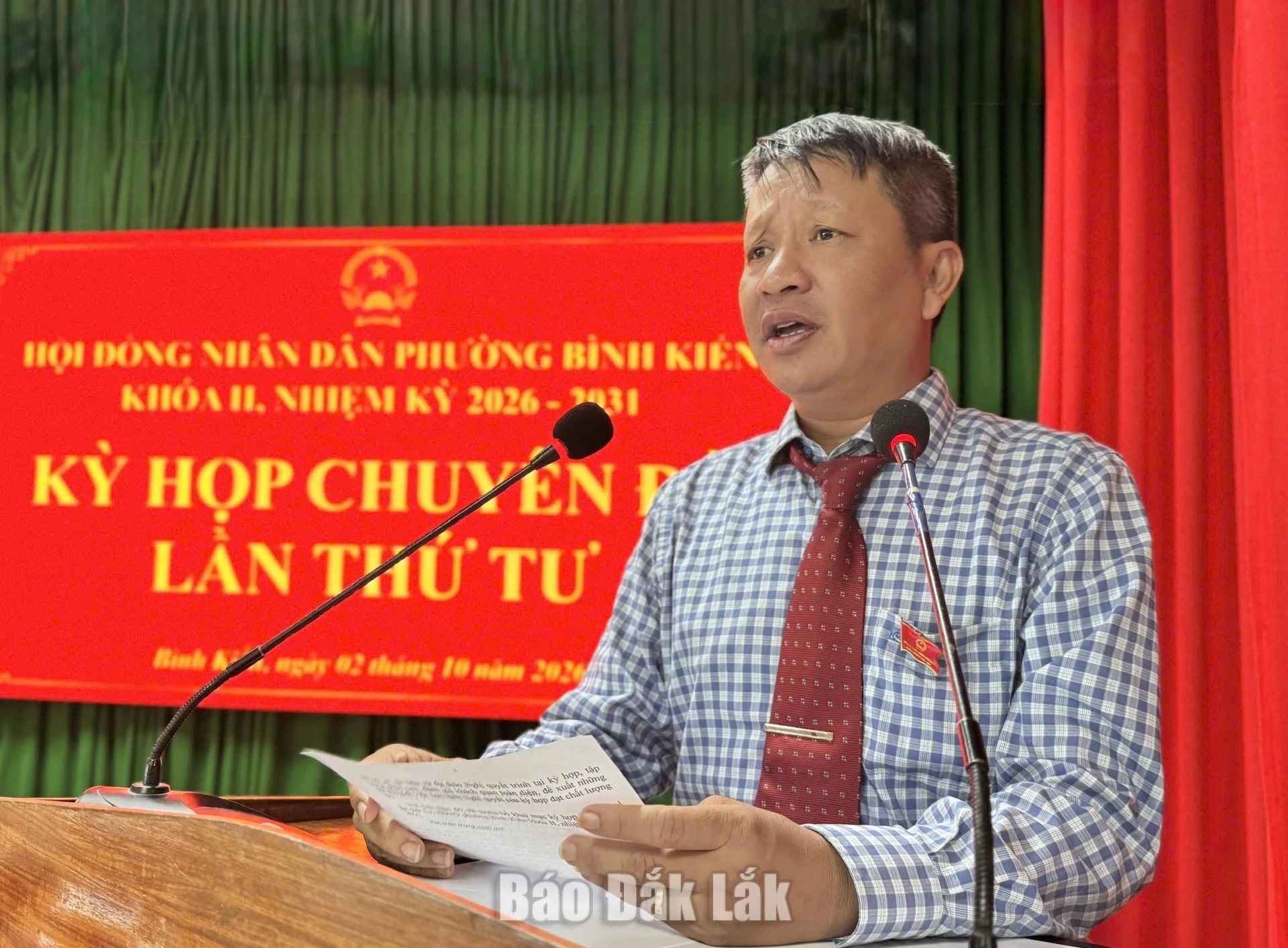 Bí thư Đảng ủy, Chủ tịch HĐND phường Bình Kiến Nguyễn Lê Vi Phúc phát biểu tại kỳ họp.