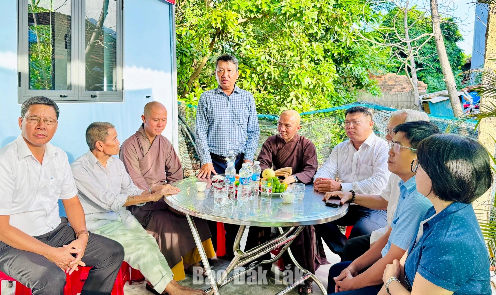 Ông Nguyễn Lê Vi Phúc, Bí thư Đảng ủy, Chủ tịch HĐND phường Bình Kiến phát biểu tại lễ bàn giao.