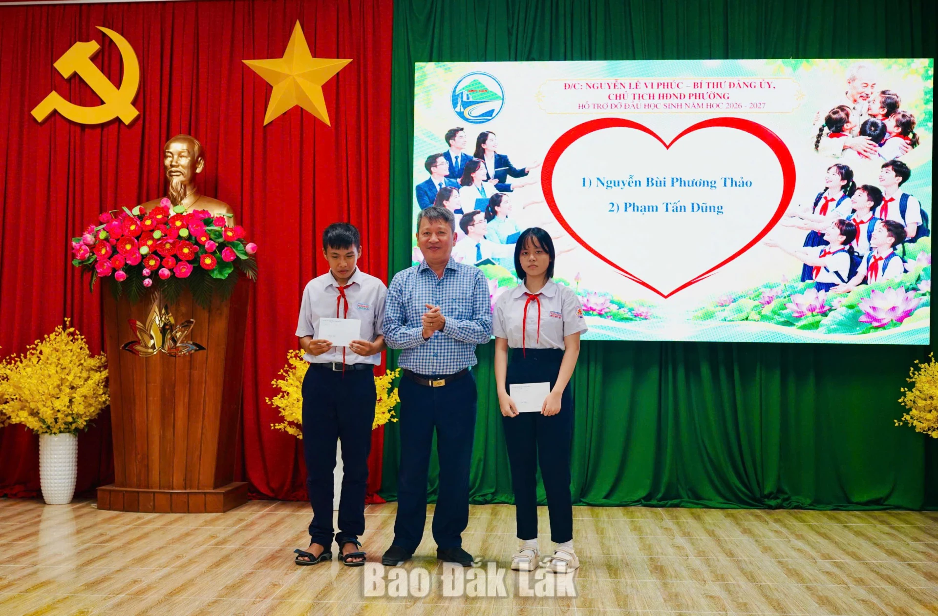 Bí thư Đảng ủy, Chủ tịch HĐND phường Bình Kiến Nguyễn Lê Vi Phúc trao tiền hỗ trợ cho các em học sinh.