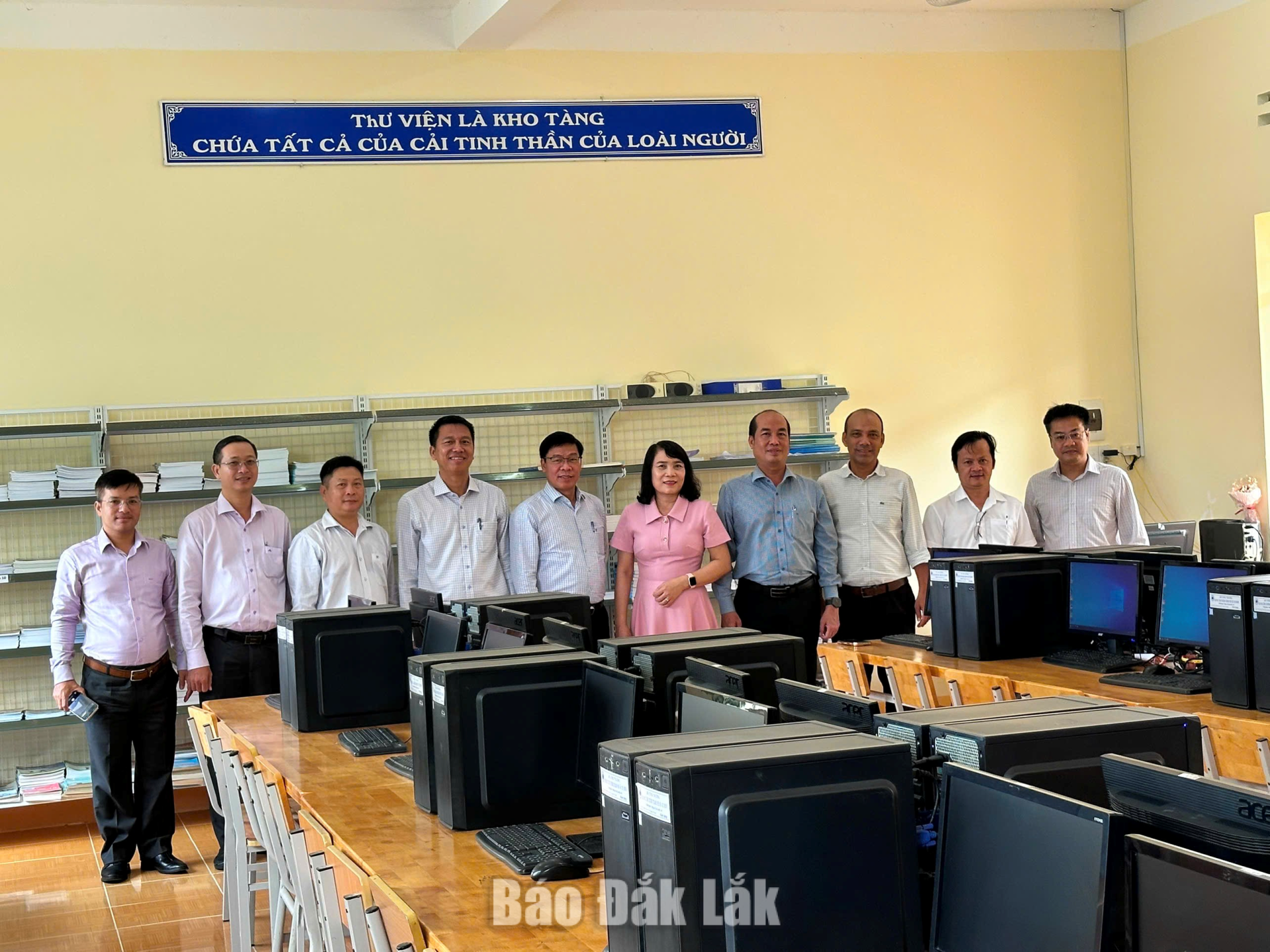 Các đại biểu tham quan phòng máy vi