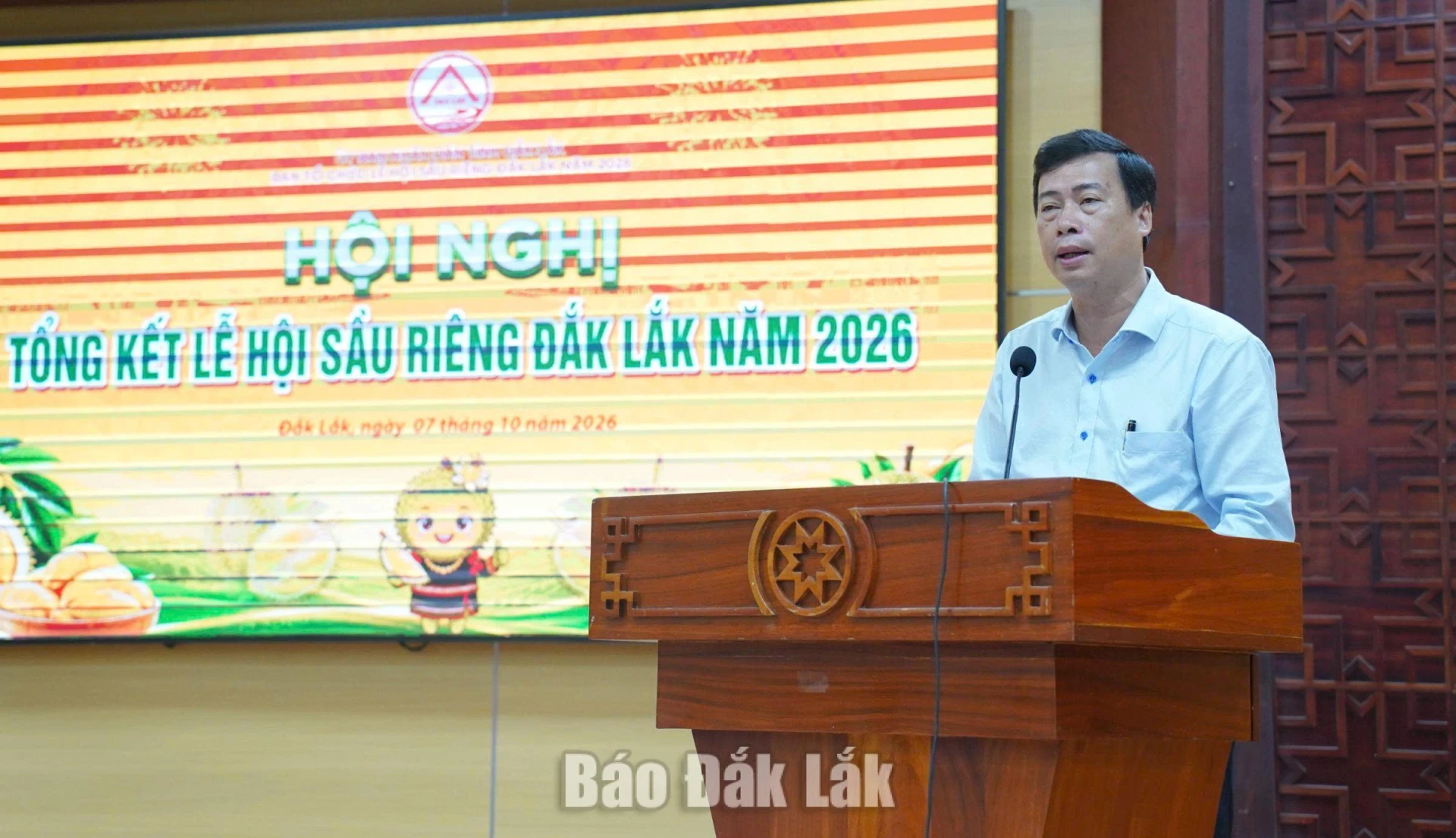 Giám đốc Sở Văn hóa, Thể thao và Du lịch Trần Hồng Tiến phát biểu tham luận tại hội nghị.