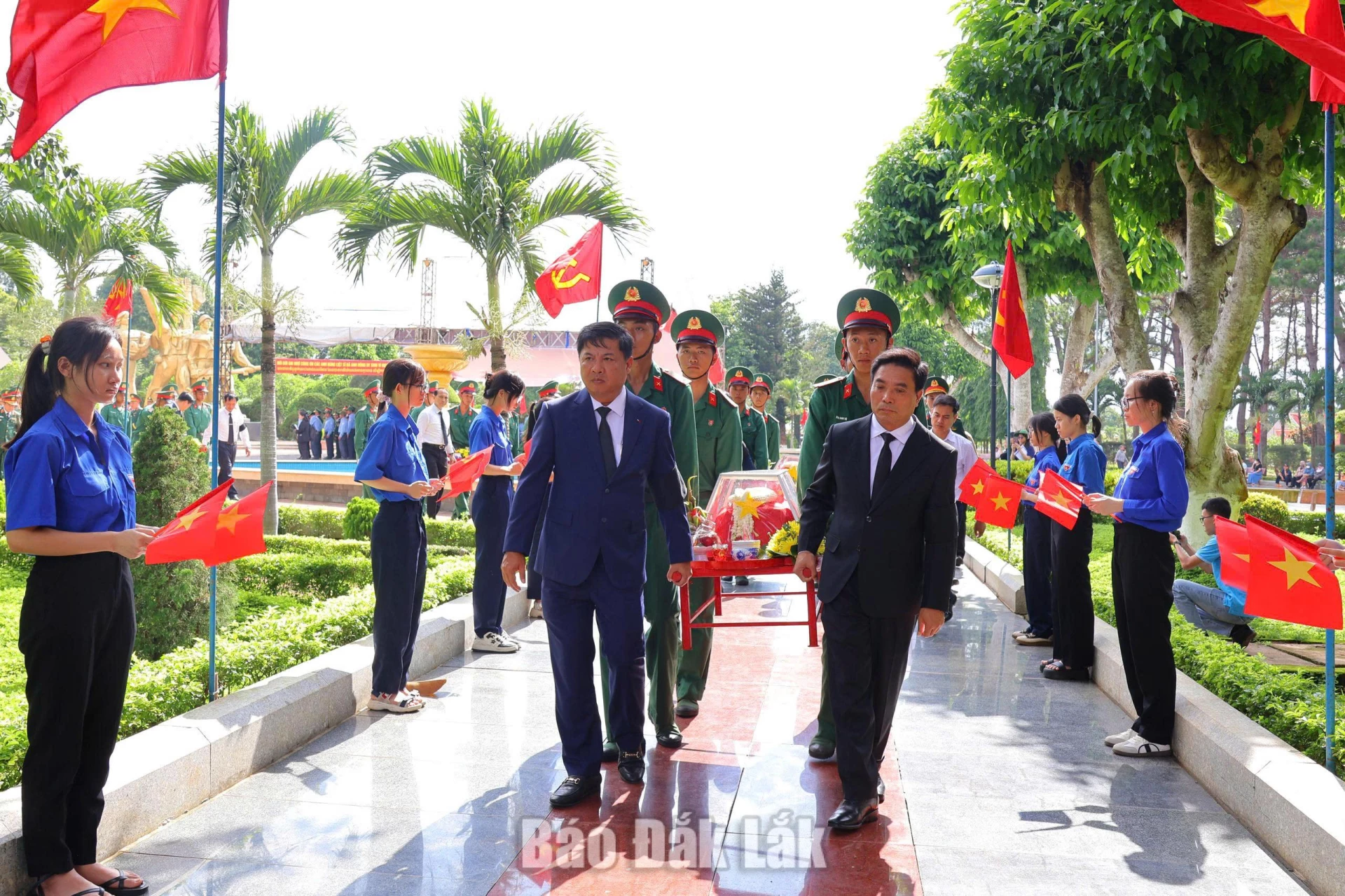 Thượng tướng Nguyễn Doãn Anh, Ủy viên Trung ương Đảng, Phó Chủ tịch Quốc hội và đồng chí Lương Nguyễn Minh Triết, Ủy viên Trung ương Đảng, Bí thư Tỉnh ủy, Trưởng Đoàn ĐBQH tỉnh tiễn đưa các liệt sĩ quân tình nguyện, chuyên gia Việt Nam hy sinh ở Campuchia về nơi an nghỉ cuối cùng. 