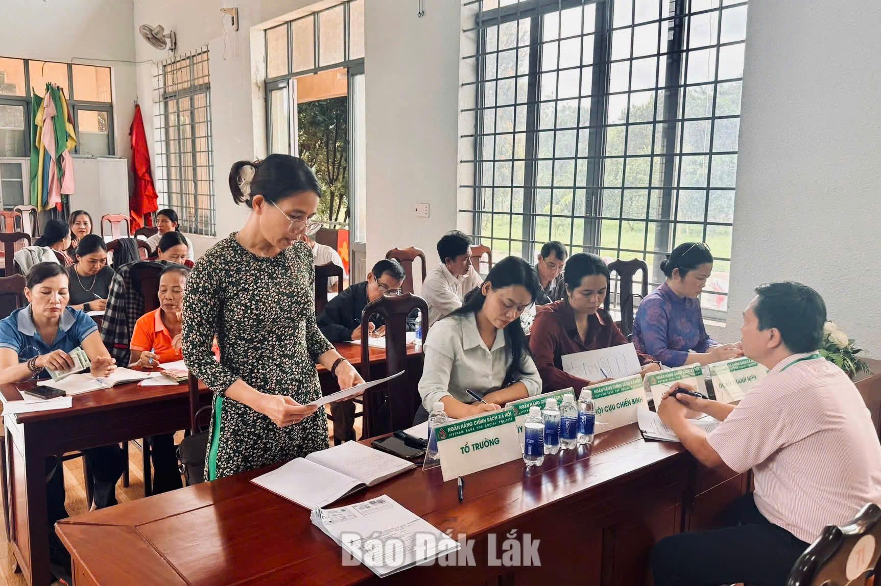 Các hội, đoàn thể xã Cư Mgar họp bàn phương án giải ngân vốn vay cho hộ nghèo phát triển kinh tế. Ảnh: CTV