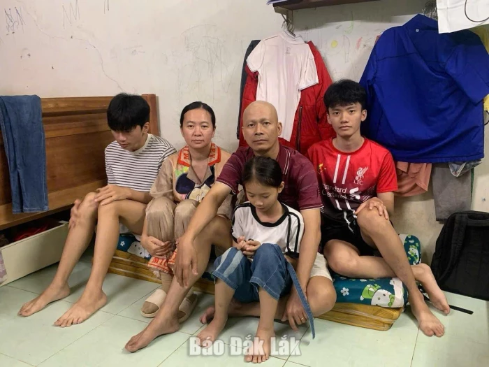 Ba đứa trẻ mồ côi cha rất cần được giúp đỡ