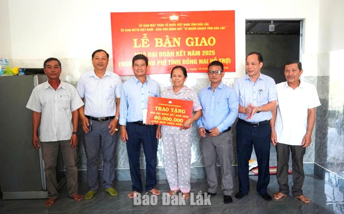Lãnh đạo xã Dang Kang trao nhà Đại đoàn kết tặng gia đình bà Lê Thị Thu ở thôn 9.