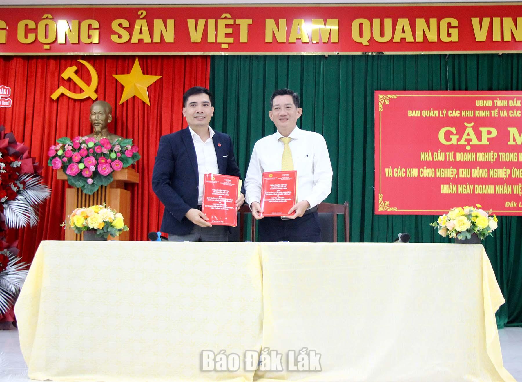 Lãnh đạo Ban Quản lý các khu kinh tế và khu công nghiệp Đắk Lắk và Viettel Đắk Lắk ký thỏa thuận hợp tác.