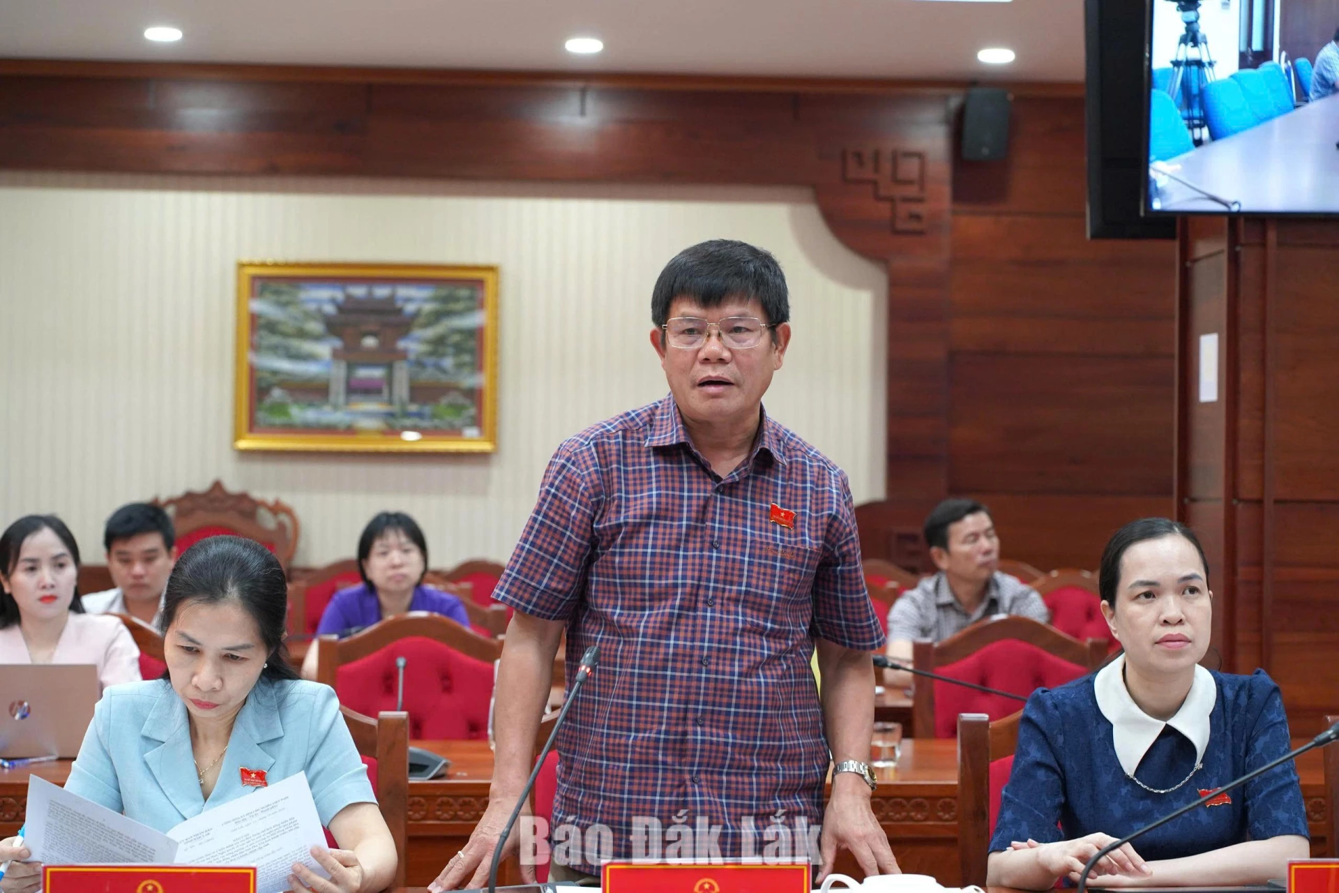 Trưởng Ban Văn hóa - Xã hội HĐND tỉnh Lê Văn Cường đóng góp ý kiến thảo luận tại phiên họp. Ảnh: Lan Anh