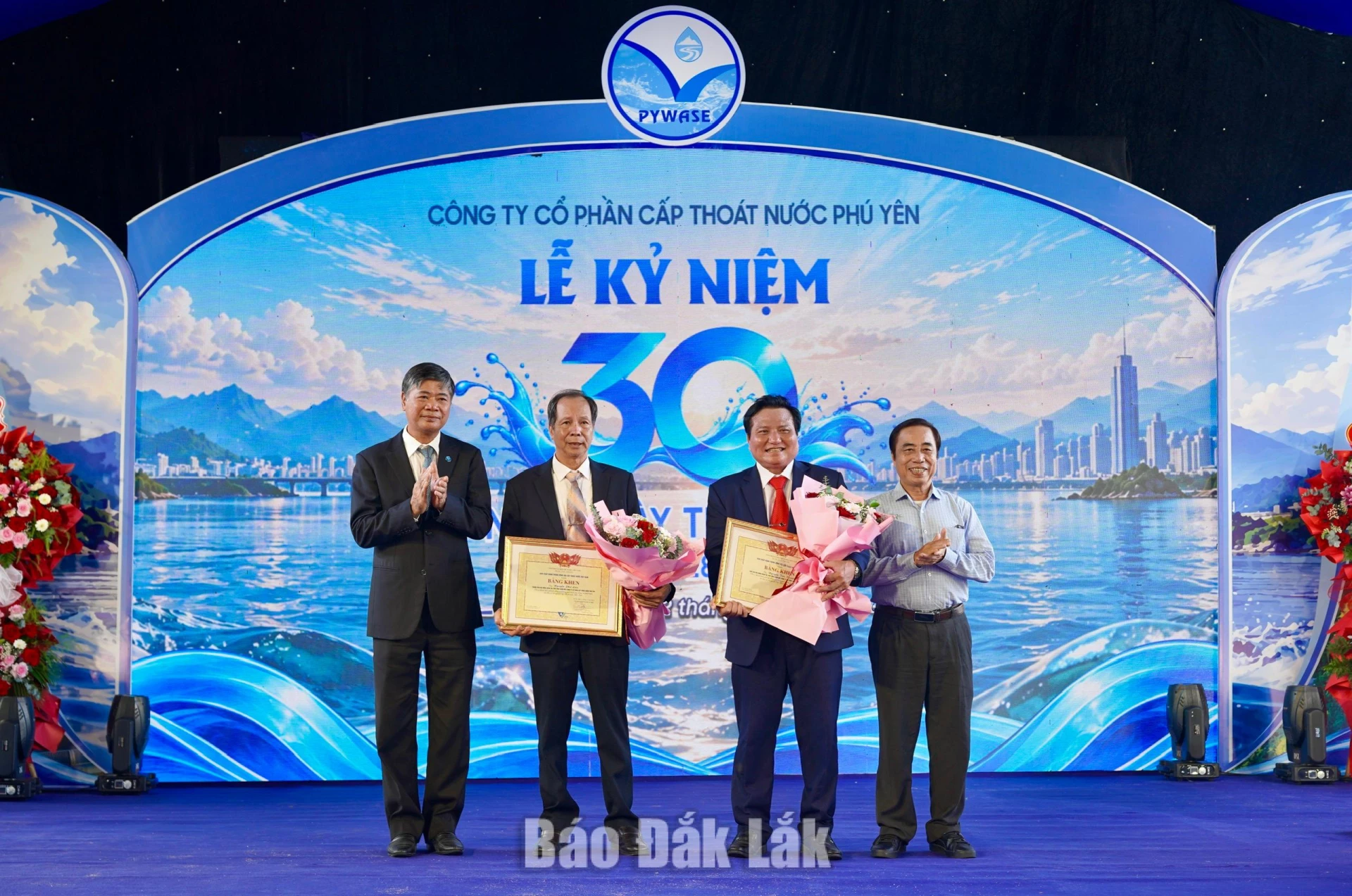 Hội Cấp thoát nước Việt Nam trao bằng khen cho các tập thể, cá nhân có nhiều đóng góp cho sự phát triển của công ty 