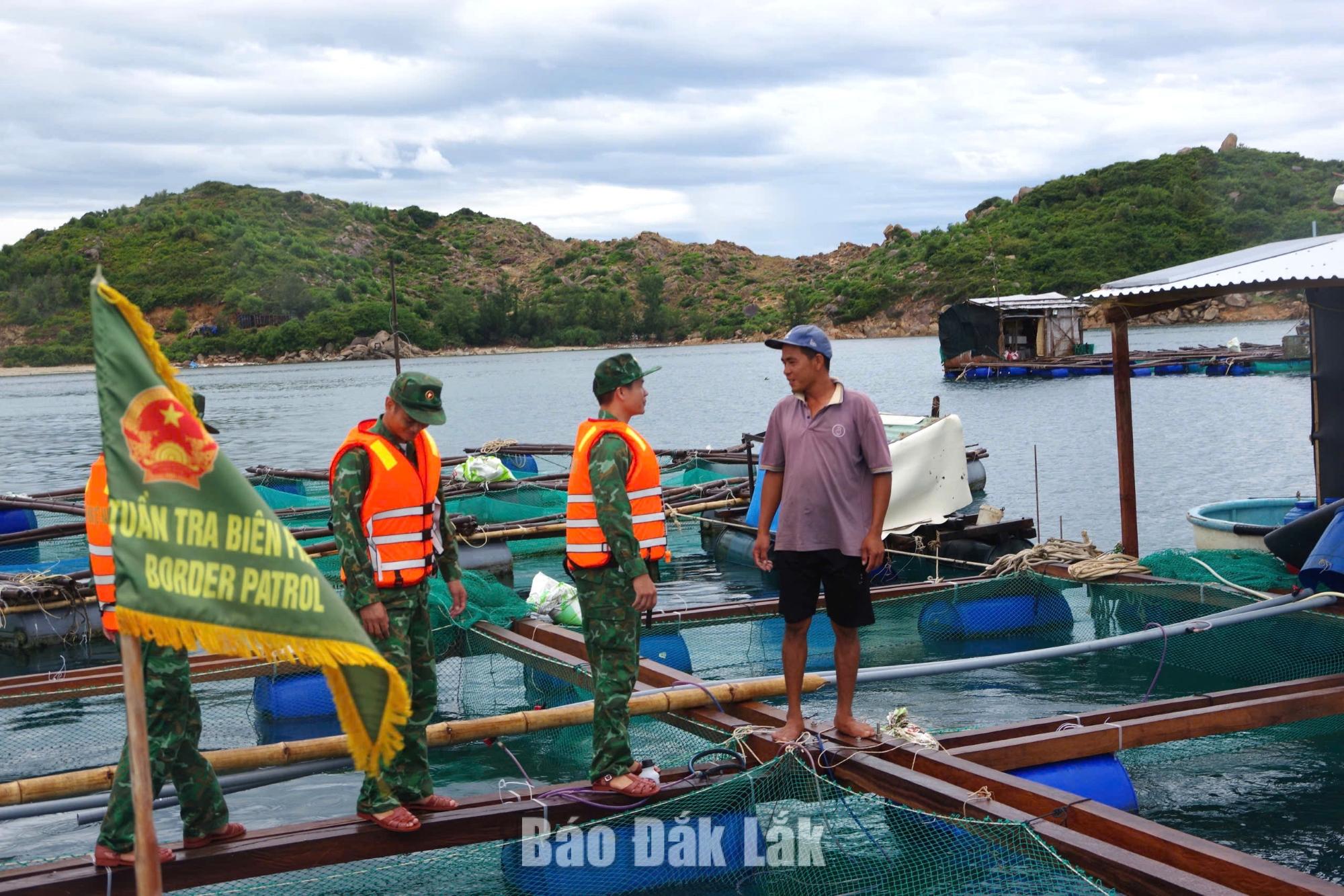 Lực lượng bộ đội biên phòng tuyên truyền, hướng dẫn người dân nuôi trồng thủy sản các biện pháp bảo vệ con người và tài sản trong mùa mưa bão. 