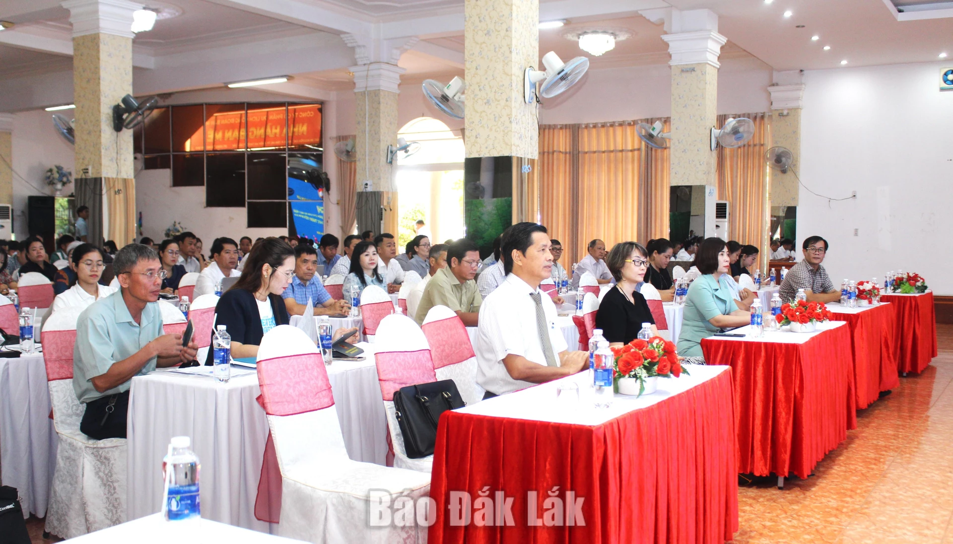 Các đại biểu và học viên tham gia lớp tập huấn.