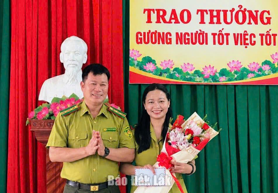 Hạt Kiểm lâm khu vực Sơn Hòa biểu dương việc làm tốt của chị Siu HHa