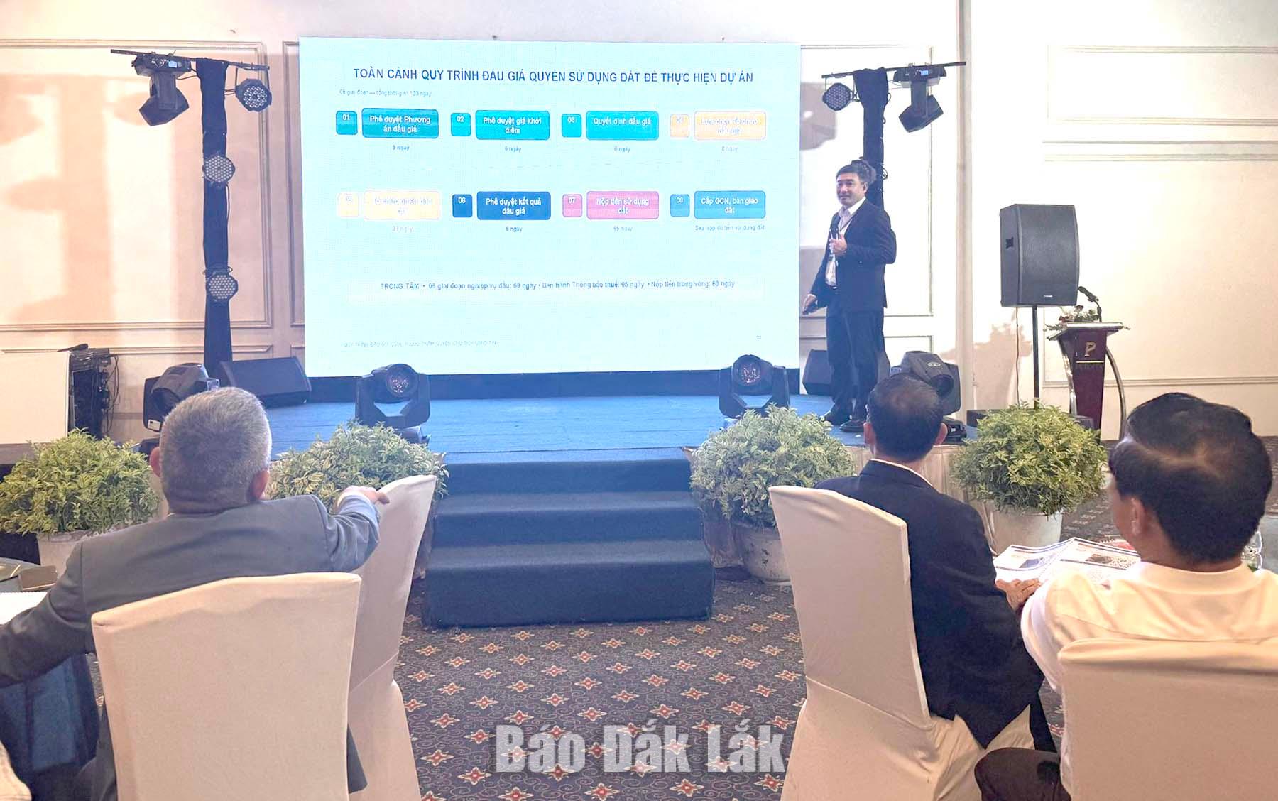 Đại diện Trung tâm Phát triển quỹ đất tỉnh trình bày các quy trình đấu giá quyền sử dụng đất.