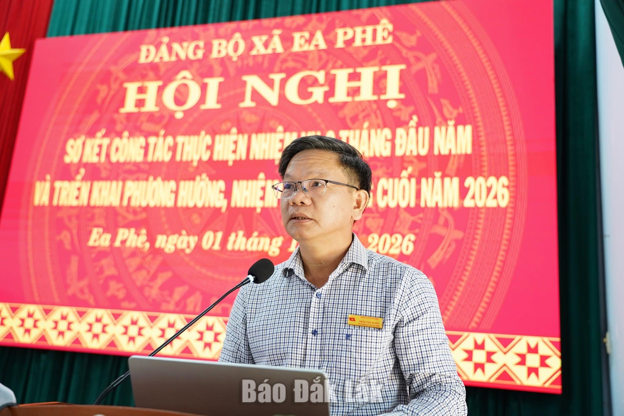 Bí thư Đảng ủy xã Ea Phê phát biểu tại hội nghị.