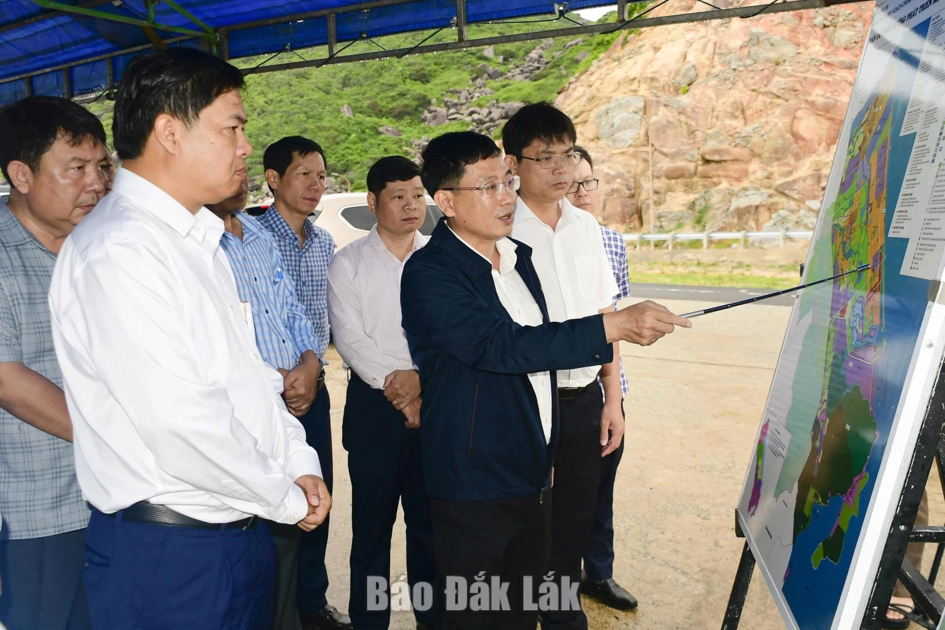 Provincial Party Secretary Luong Nguyen Minh Triet receiving a briefing on projects under implementation in the South Phu Yen EZ.