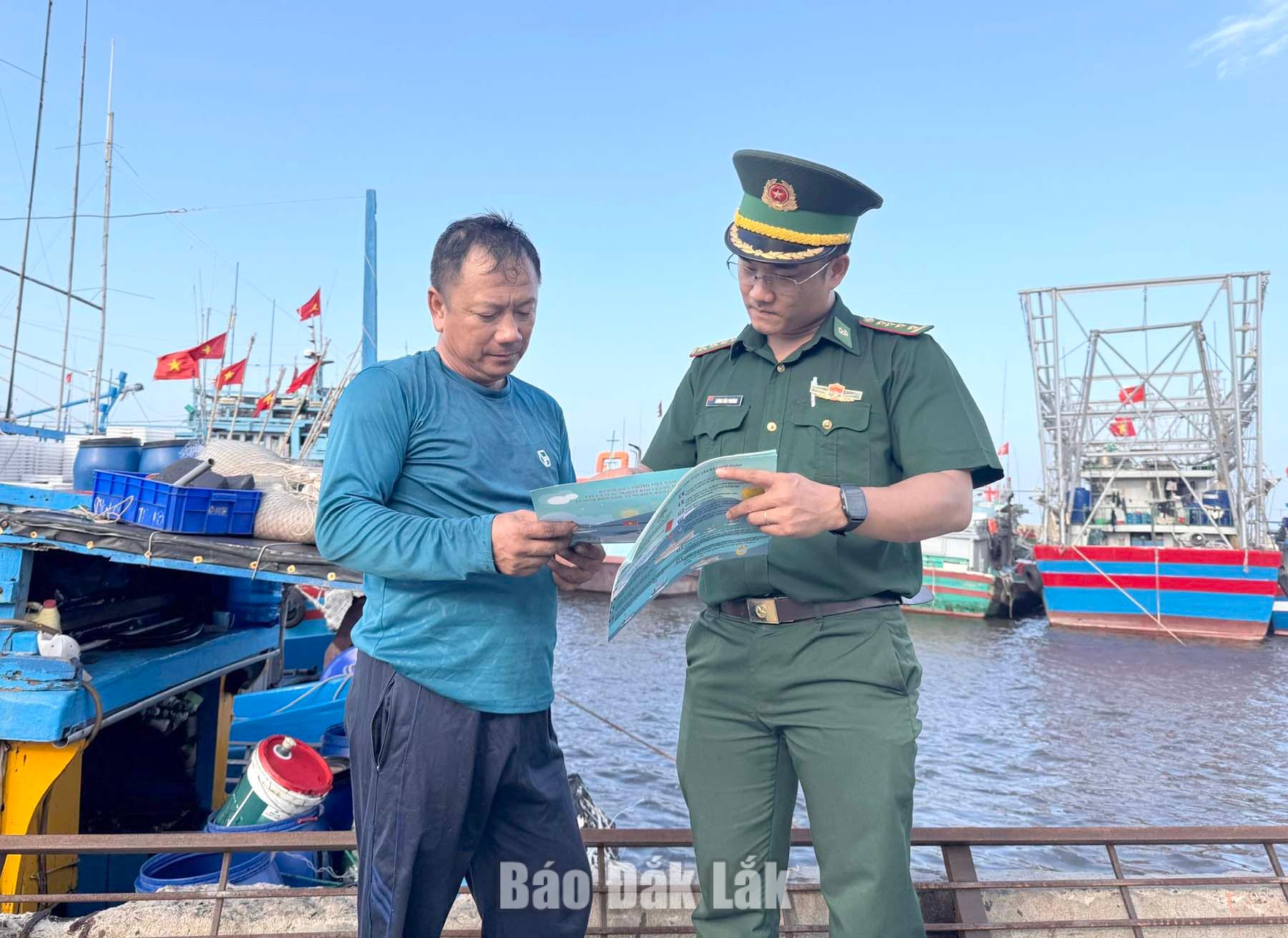 Cán bộ Đồn Biên phòng Hòa Hiệp Nam tuyên truyền, hướng dẫn ngư dân chấp hành các quy định về khai thác thủy sản.
