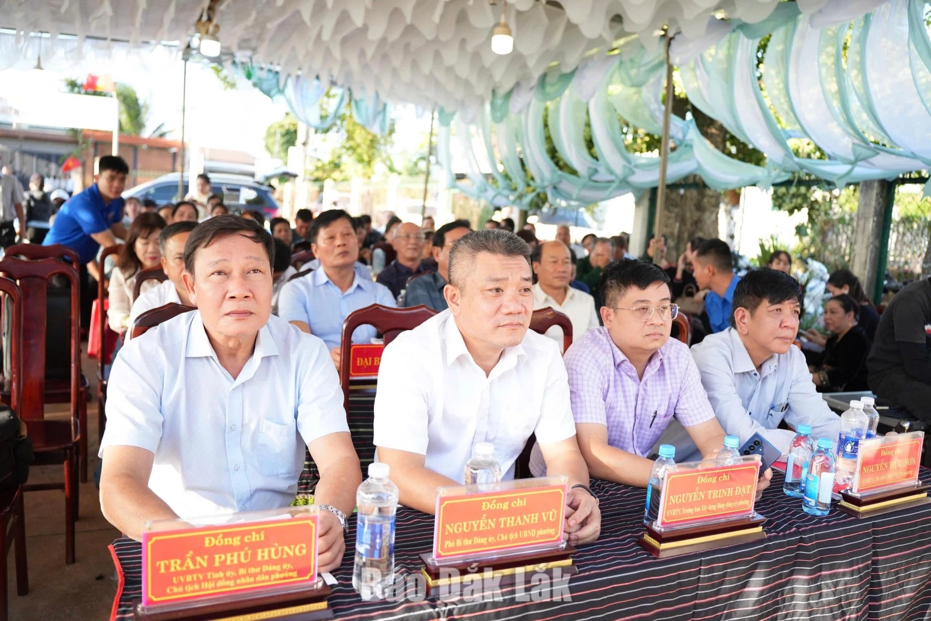 Lãnh đạo phường Buôn Ma Thuột và đông đảo người dân dự lễ kết nghĩa.