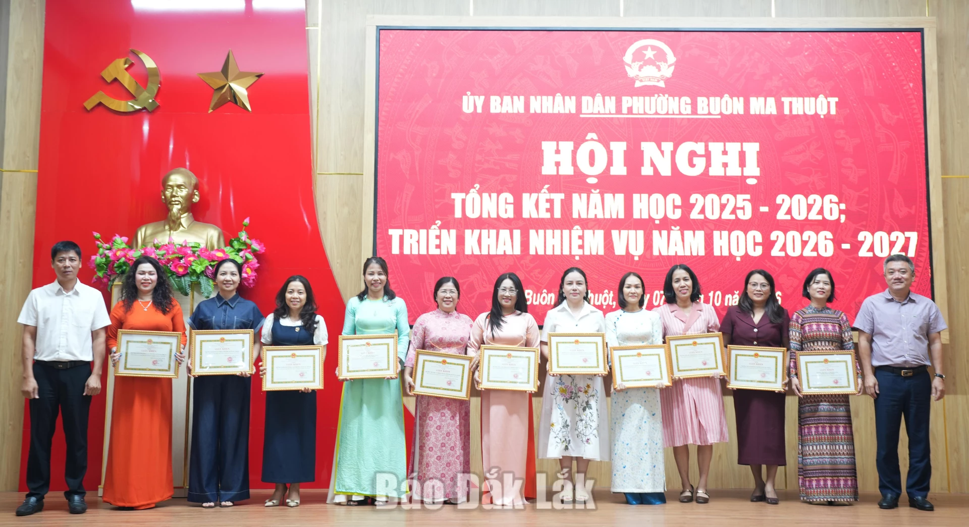 Lãnh đạo UBND phường Buôn Ma Thuột khen thưởng các tập thể có thành tích xuất sắc trong năm học 2025 - 2026