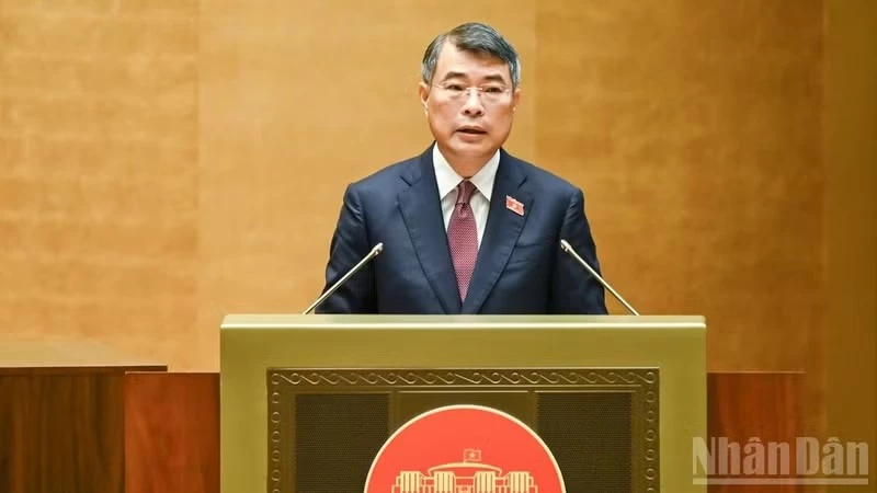 Prime Minister Le Minh Hung delivers a report on the implementation of the 2026 socio-economic development plan and a proposed plan for 2027 at the 16th National Assembly’s second session, which opened on October 17 morning. (Photo: NDO)
