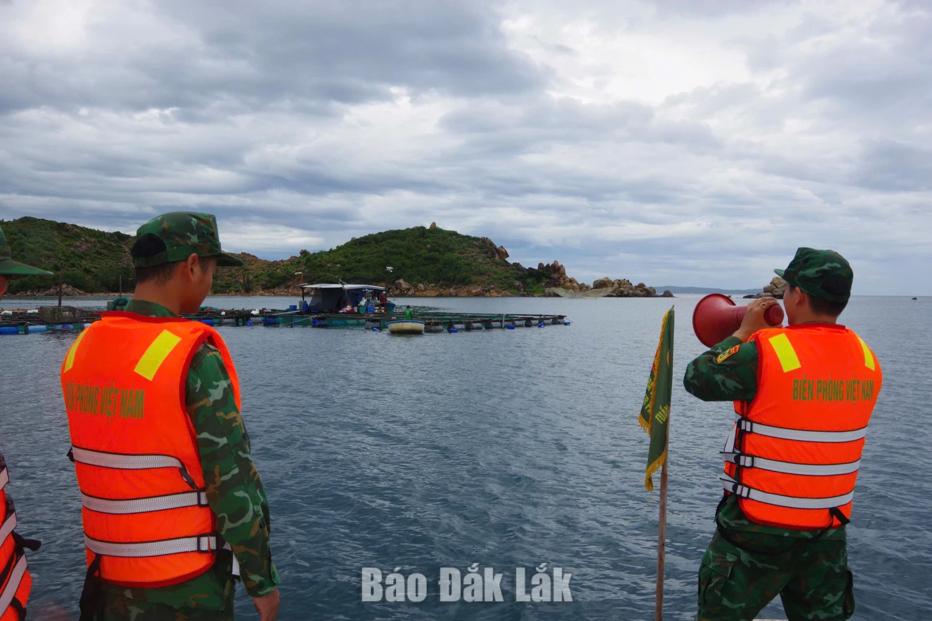 Lực lượng bộ đội biên phòng thông báo ngay đến thuyền trưởng, ngư dân, chủ lồng bè nuôi trồng thủy sản về nguy cơ lốc xoáy, gió giật mạnh để chủ động phòng tránh.