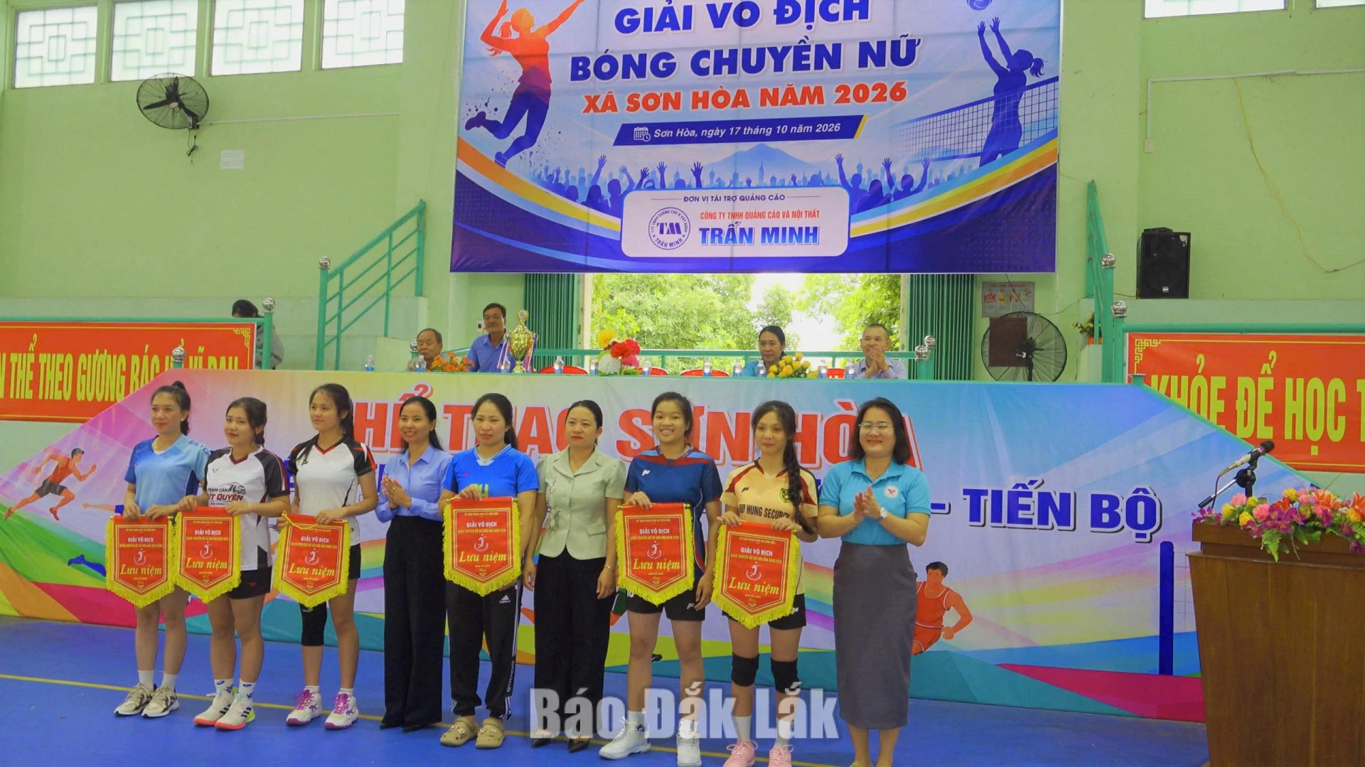 Ban tổ chức tặng cờ lưu niệm cho các đội thi đấu tại giải.