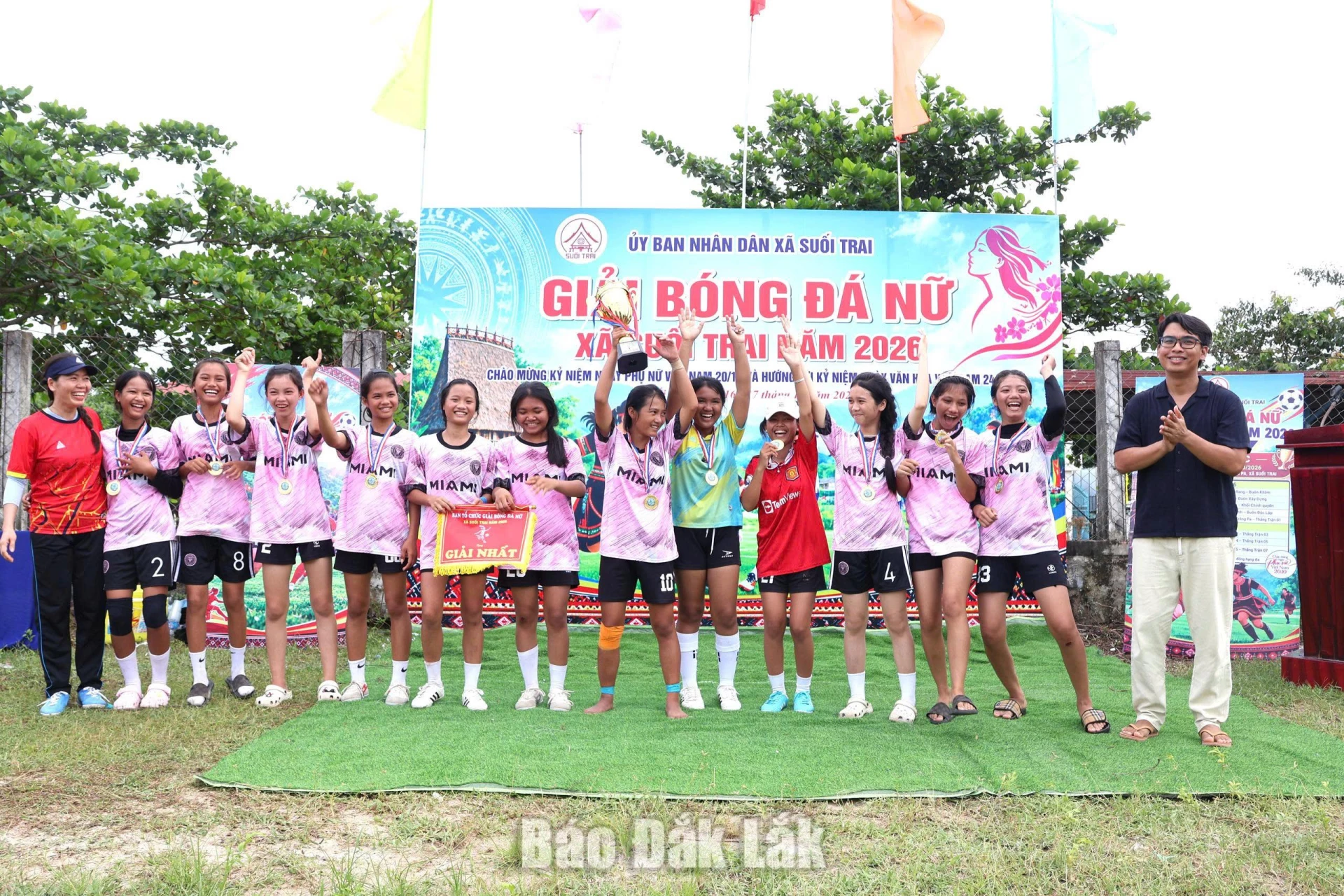 Ban tổ chức trao chức vô địch cho đội Trường TH&THCS Krông Pa 