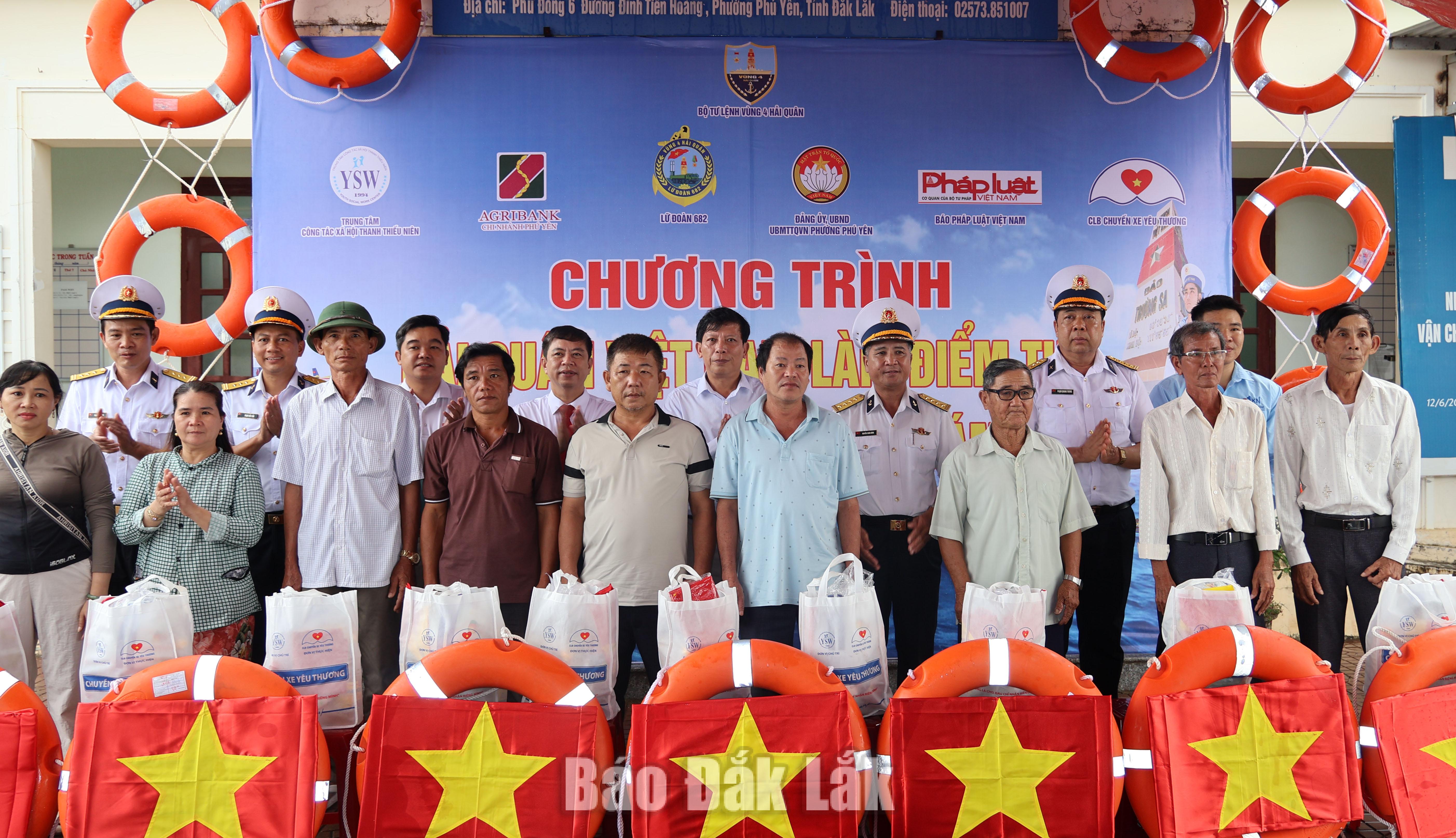 Ban tổ chức chương trình trao tặng quà cho ngư dân phường Phú Yên.