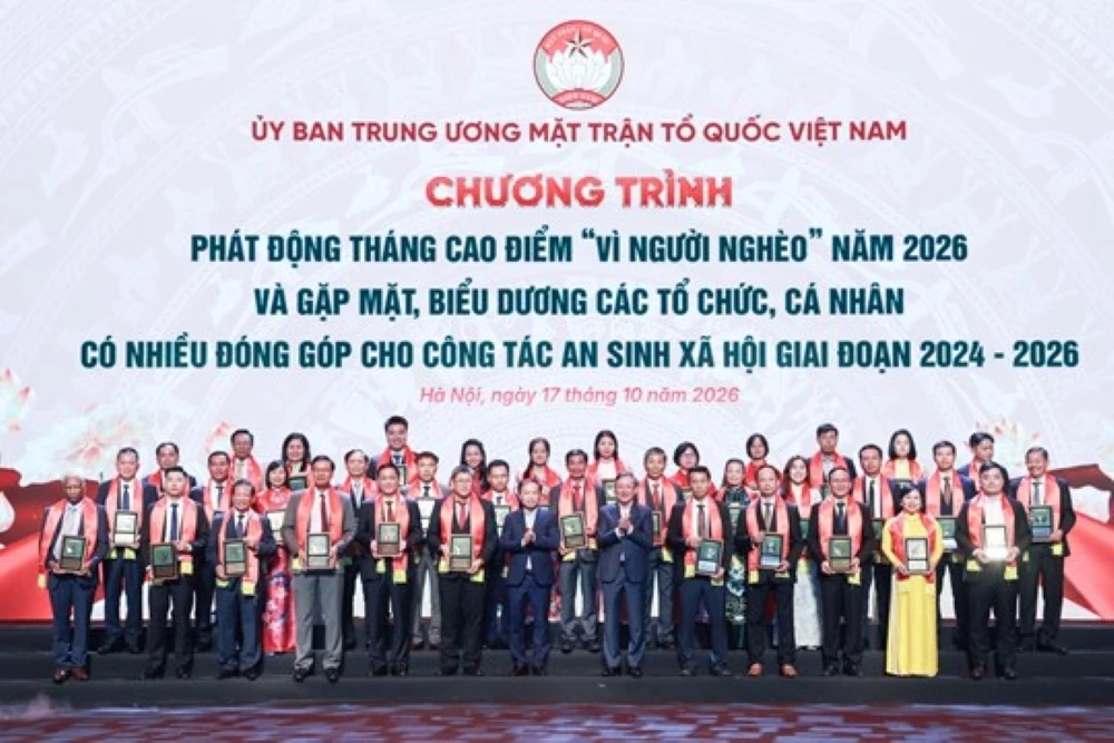 Các tập thể và cá nhân có nhiều đóng góp cho chương trình an sinh xã hội giai đoạn 2024-2026 được vinh danh tại chương trình. Ảnh: Mặt trận Tổ quốc Việt Nam