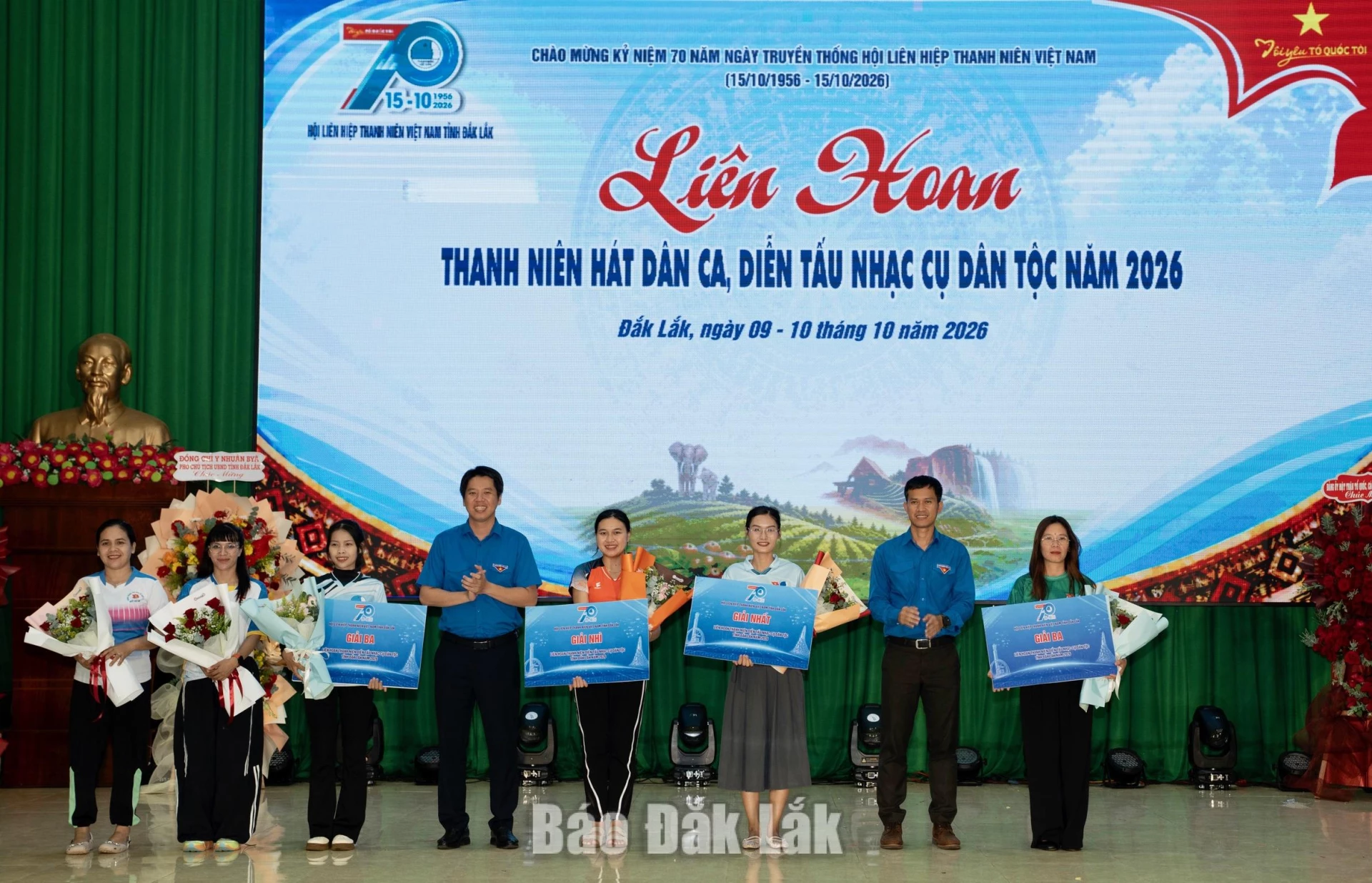 Ban tổ chức trao giải cho các đội đạt thành tích xuất sắc ở nội dung hát dân ca tại liên hoan.
