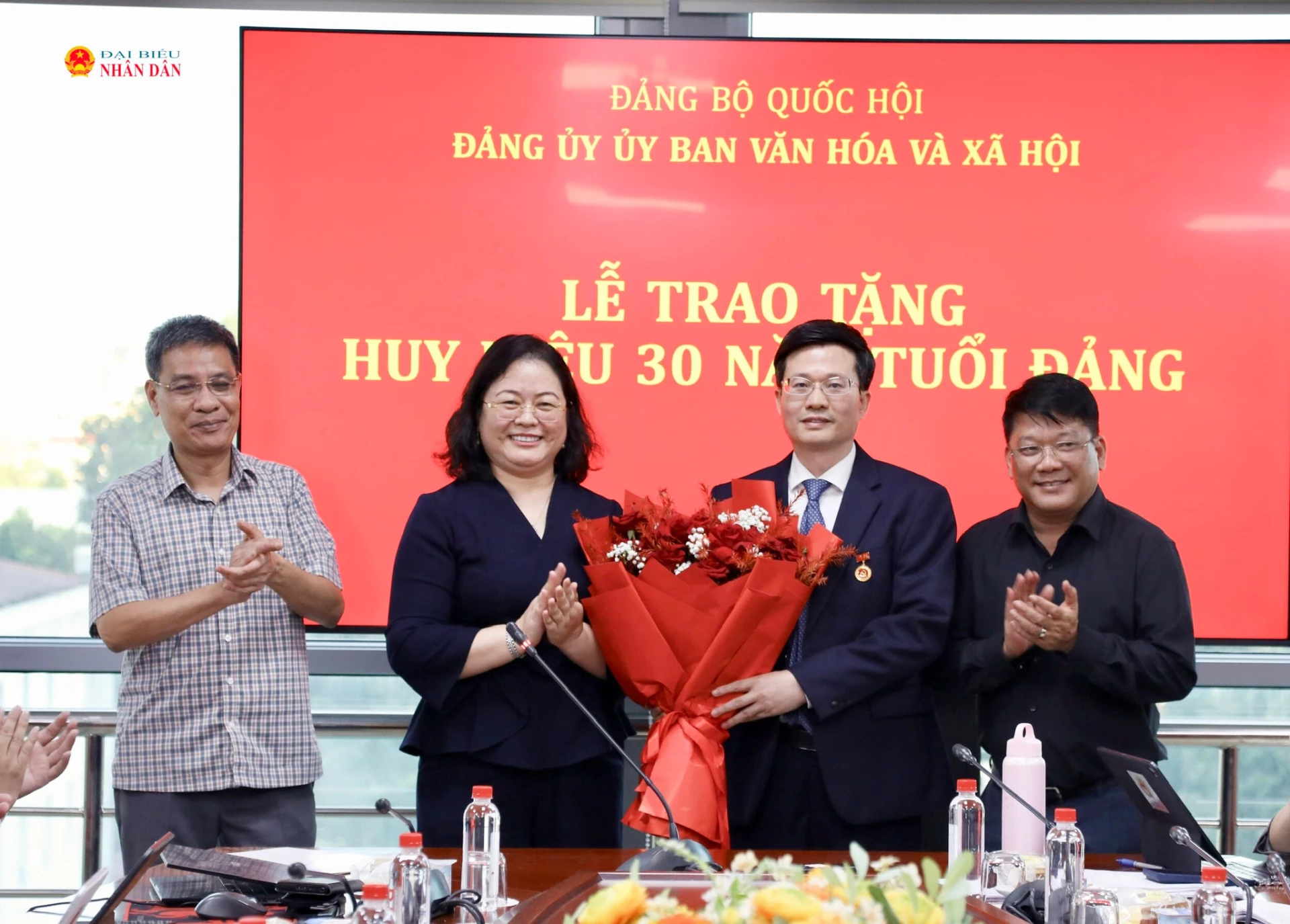 Các đại biểu tặng hoa chúc mừng đồng chí Đỗ Chí Nghĩa. Ảnh: daibieunhandan.vn