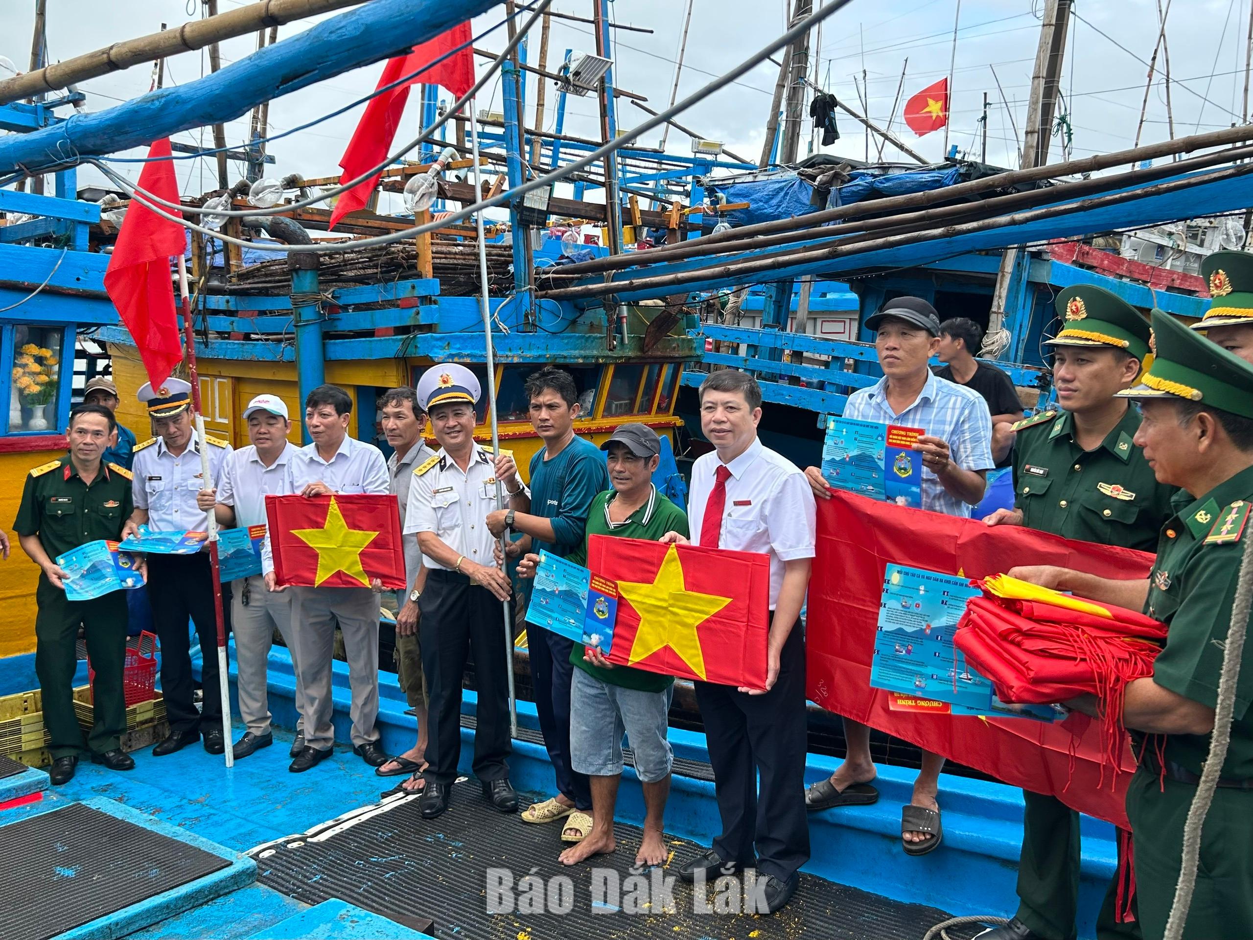 Ban tổ chức chương trình tặng cờ Tổ quốc cho các ngư dân phường Phú Yên.