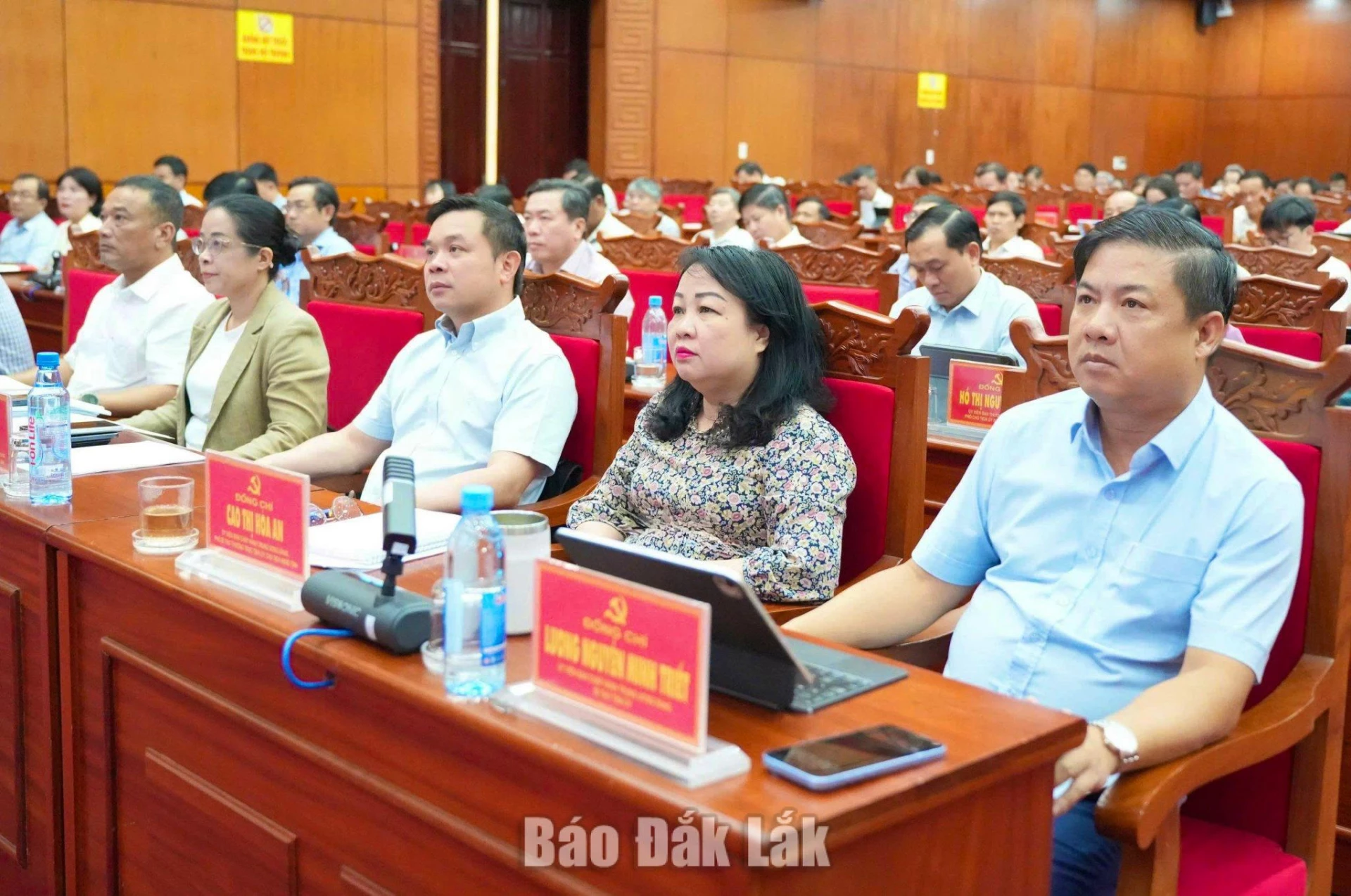 Các đồng chí Thường trực Tỉnh ủy dự hội nghị.