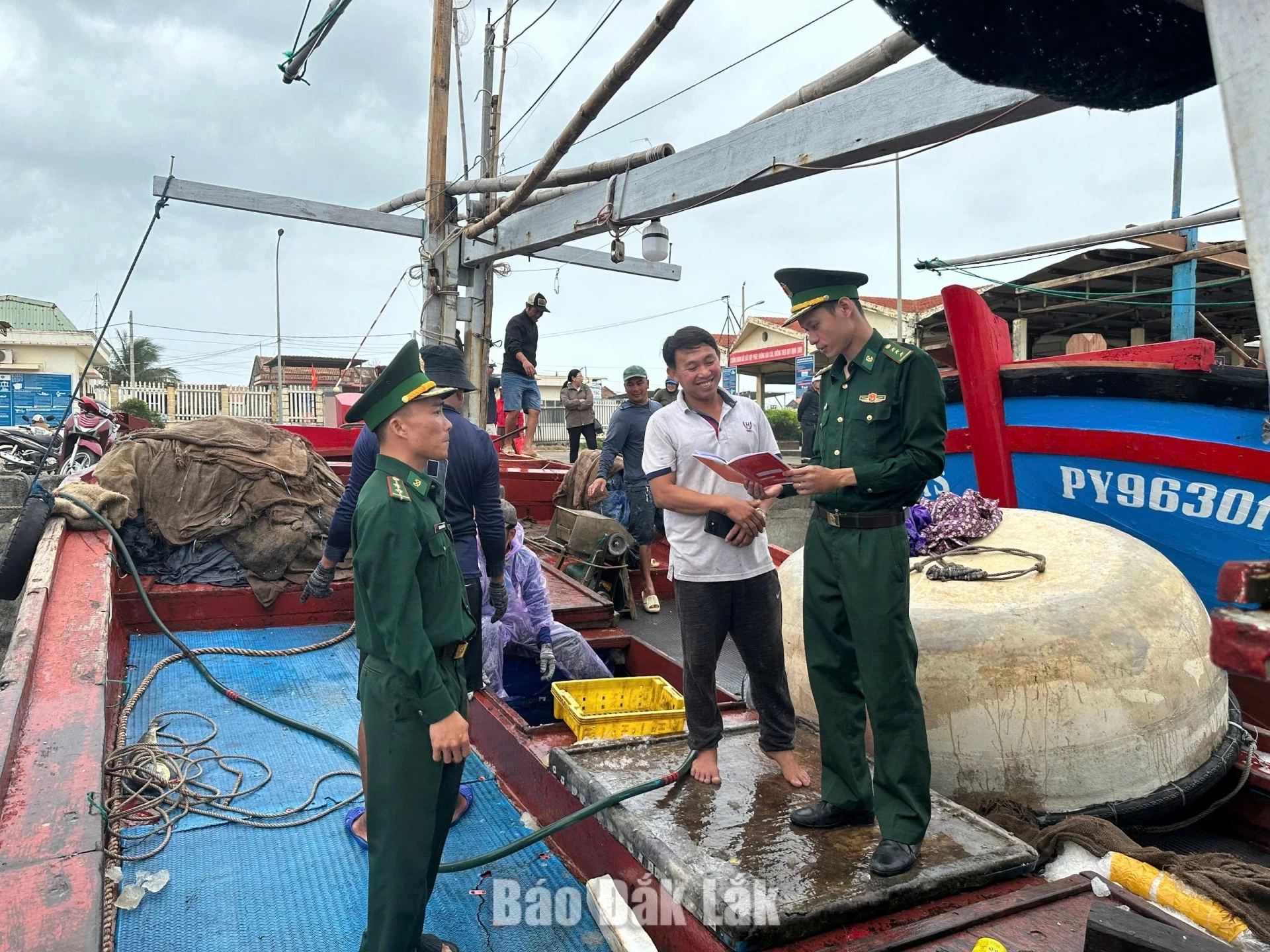 Border guards stepping up outreach efforts to raise fishers’ awareness of measures to combat IUU fishing.