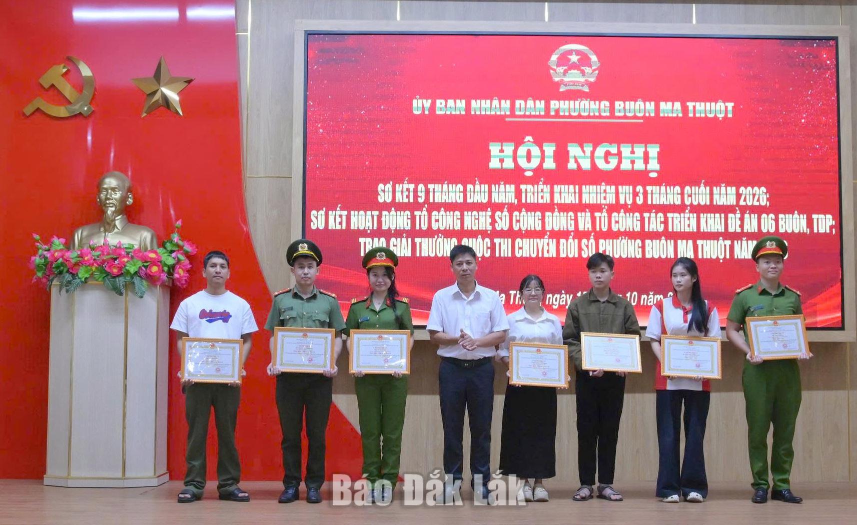 Phó Chủ tịch UBND phường Buôn Ma Thuột Đinh Văn Quán trao giải cho các cá nhân 