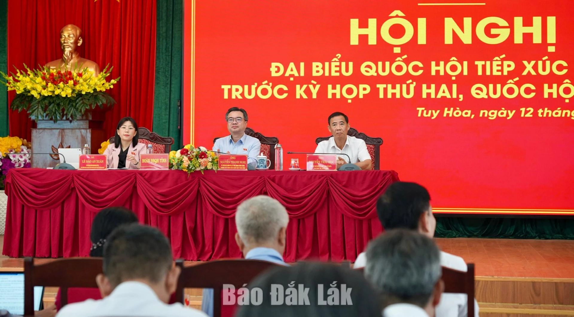 Các đại biểu quốc hội tỉnh tiếp xúc cử tri tại phường Tuy Hòa.