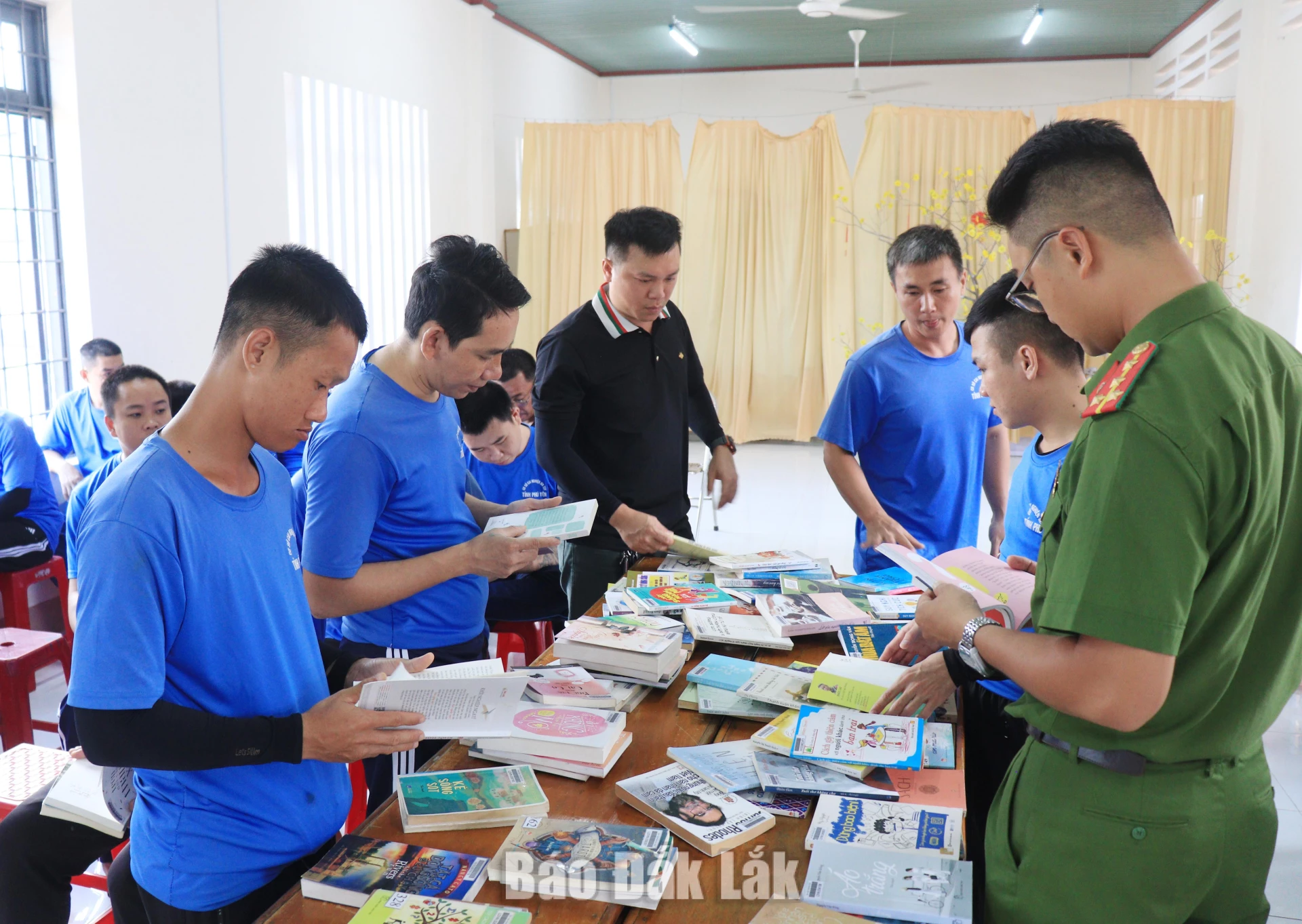 Cán cán bộ, chiến sĩ và học viên tại cơ sở đọc sách đang được trưng bày tại cơ sở.