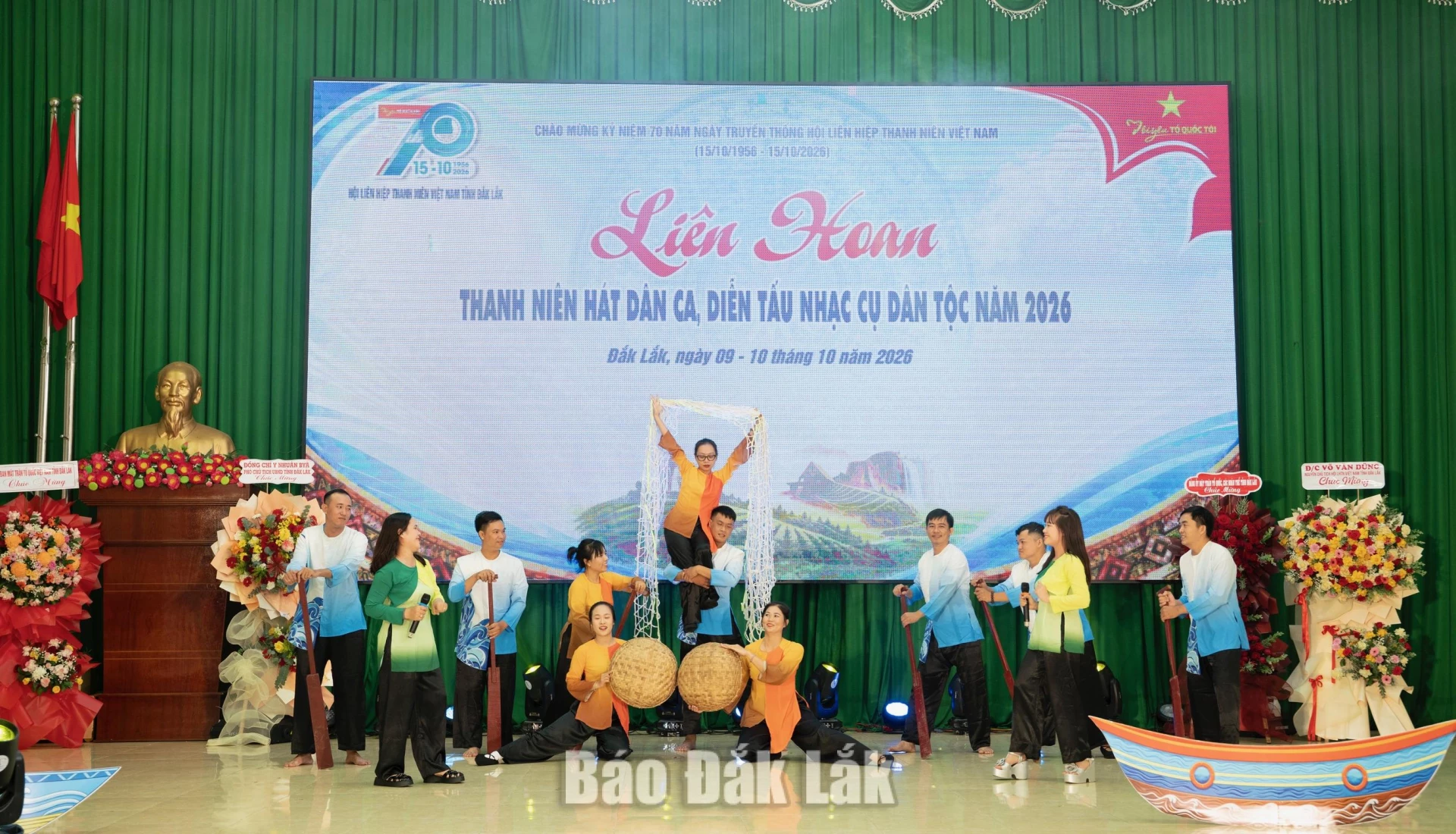 Tiết mục mashup “Lý kéo chài – Hát chèo thuyền” mang đến sắc màu tươi vui, đậm chất dân ca.