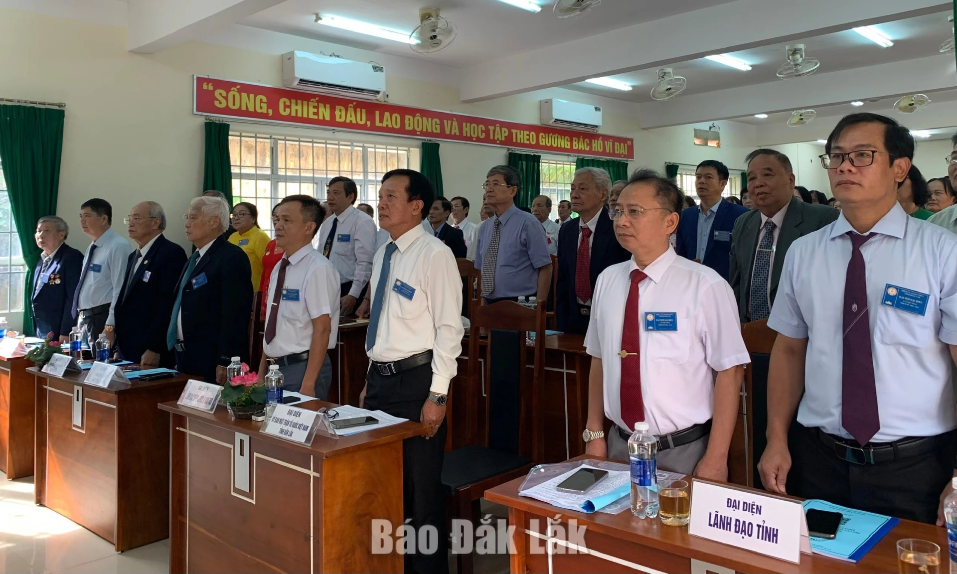 Các đại biểu thực hiện nghi lễ chào cờ tại đại hội.