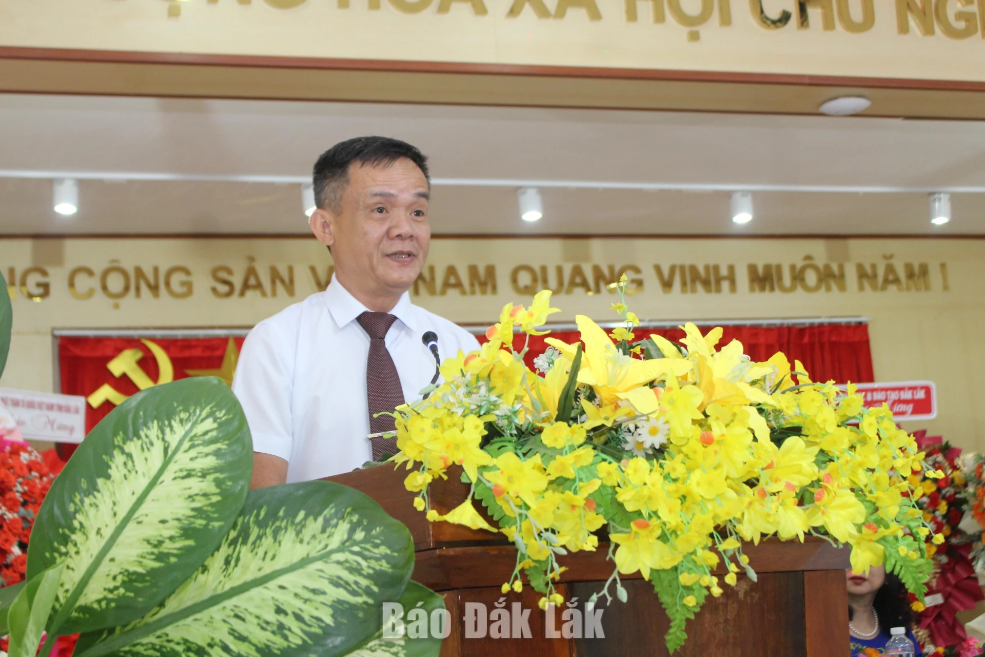 Phó Giám đốc Sở GD - ĐT tỉnh Đắk Lắk Phạm Huy Văn phát biểu tại đại hội. 
