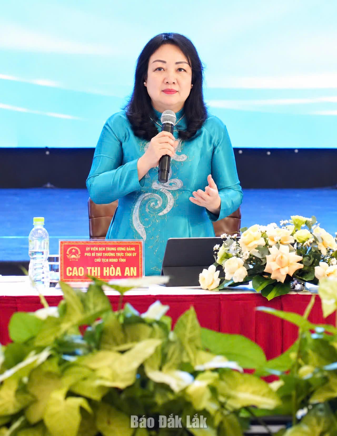 Đồng chí Cao Thị Hòa An, Ủy viên Trung ương Đảng, Phó Bí thư Thường trực Tỉnh ủy, Chủ tịch HĐND tỉnh điều hành hội nghị.