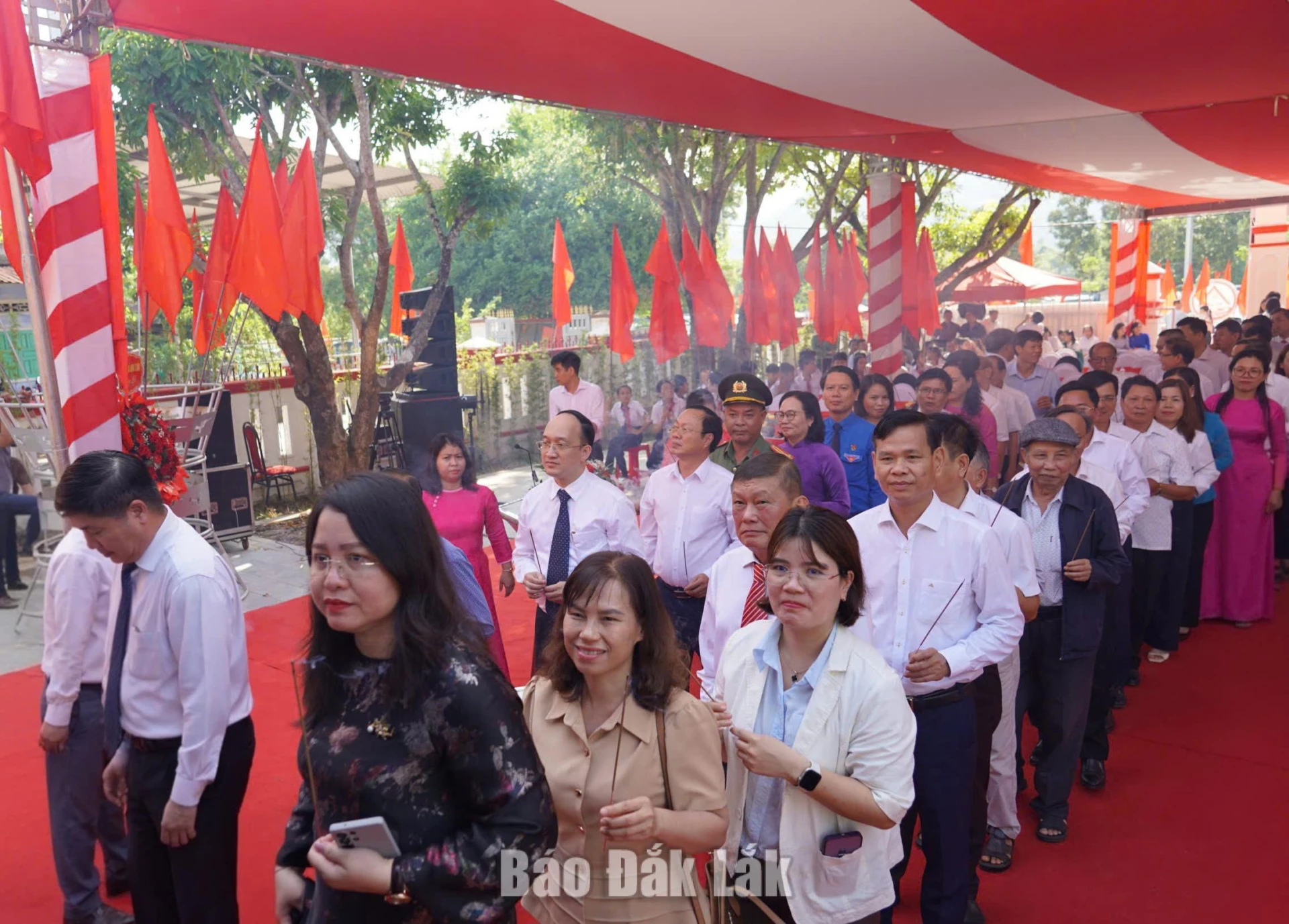 Cán bộ, nhân dân tiến vào dâng hương tưởng nhớ công lao to lớn của 