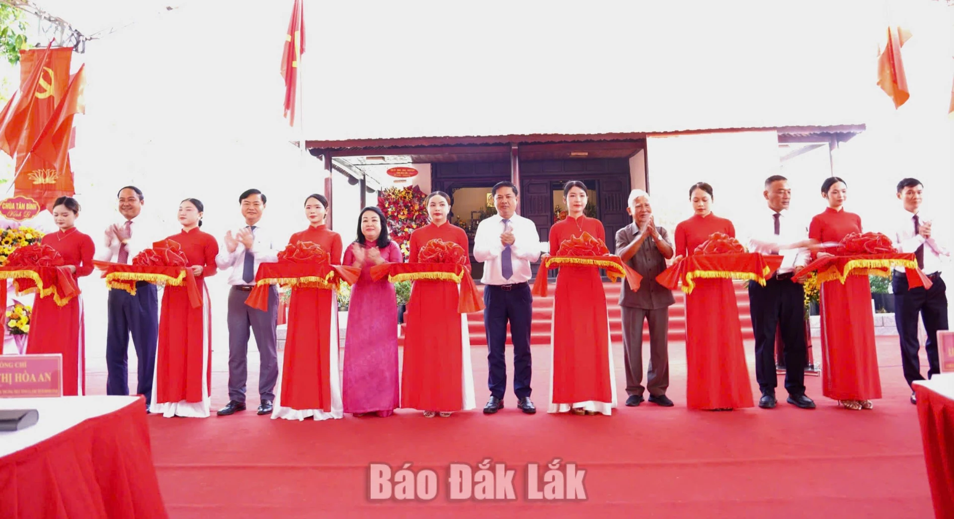 Lãnh đạo tỉnh và các đại biểu cắt băng khánh thành công trình tu bổ, tôn tạo di tích Di tích lịch sử nơi thành lập Chi bộ Đảng Cộng sản đầu tiên ở Phú Yên.