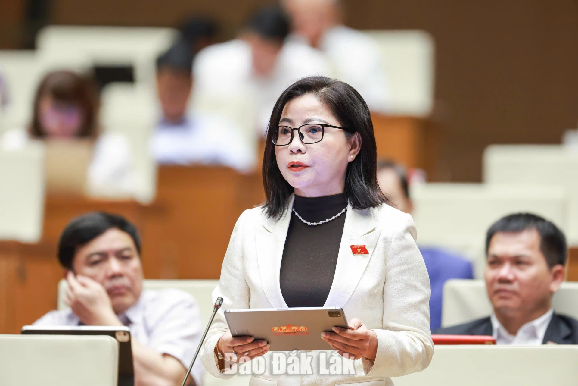 Đại biểu Nguyễn Thị Nguyệt phát biểu thảo luận tại hội trường. Ảnh: Đoàn ĐBQH tỉnh cung cấp