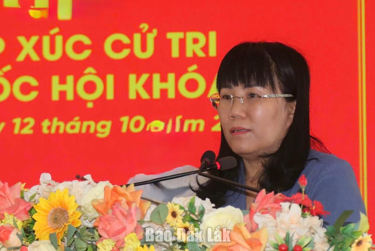 Đồng chí Hồ Thị Nguyên Thảo, Ủy viên Ban Thường vụ Tỉnh ủy, Phó Chủ tịch Thường trực UBND tỉnh phát biểu trả lời một số nội dung cử tri quan tâm tại hội nghị.