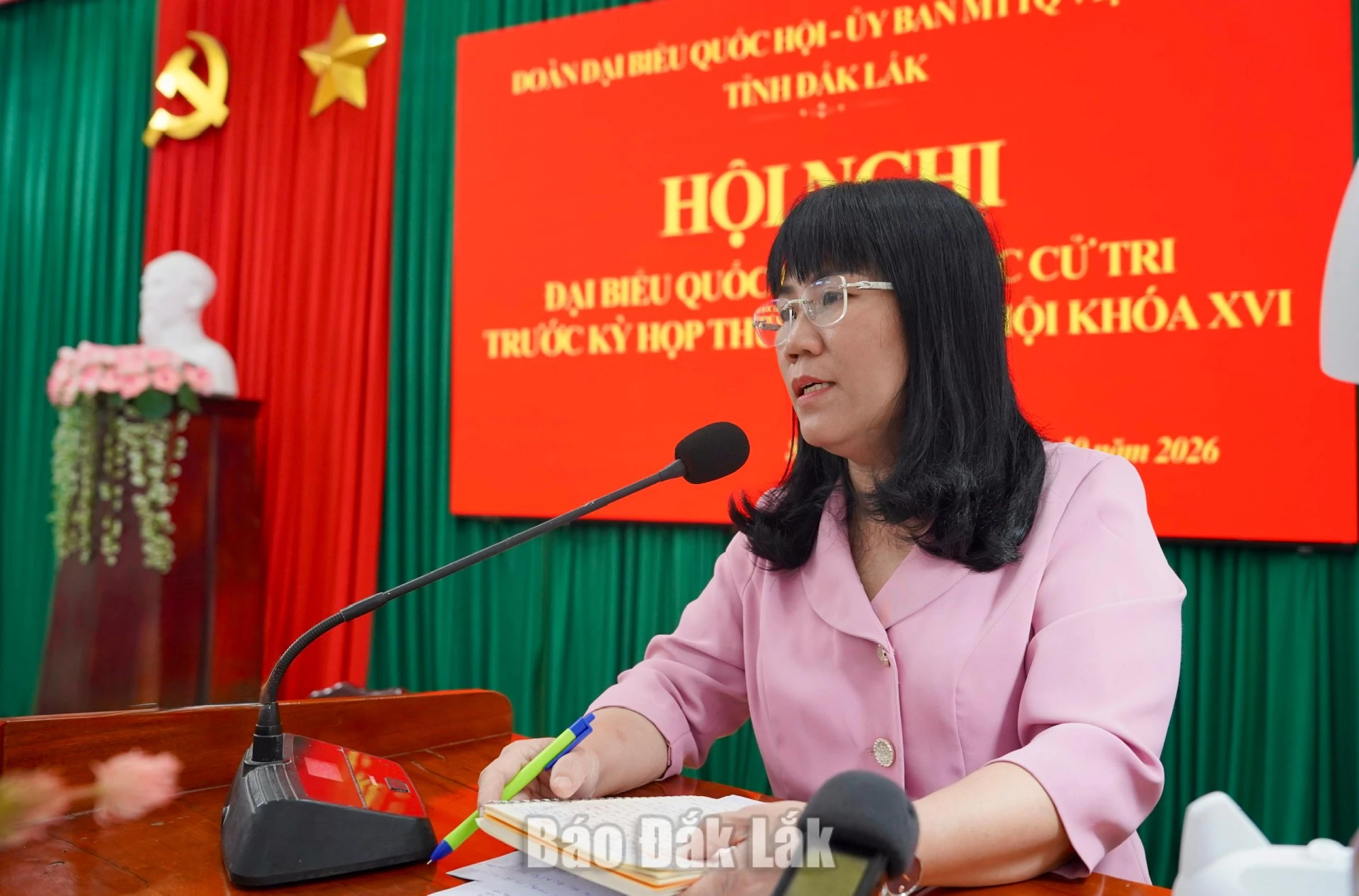 Hồ Thị Nguyên Thảo, Ủy viên Ban Thường vụ Tỉnh ủy, Phó Chủ tịch Thường trực UBND tỉnh phát biểu trả lời một số nội dung cử tri quan tâm tại hội nghị.