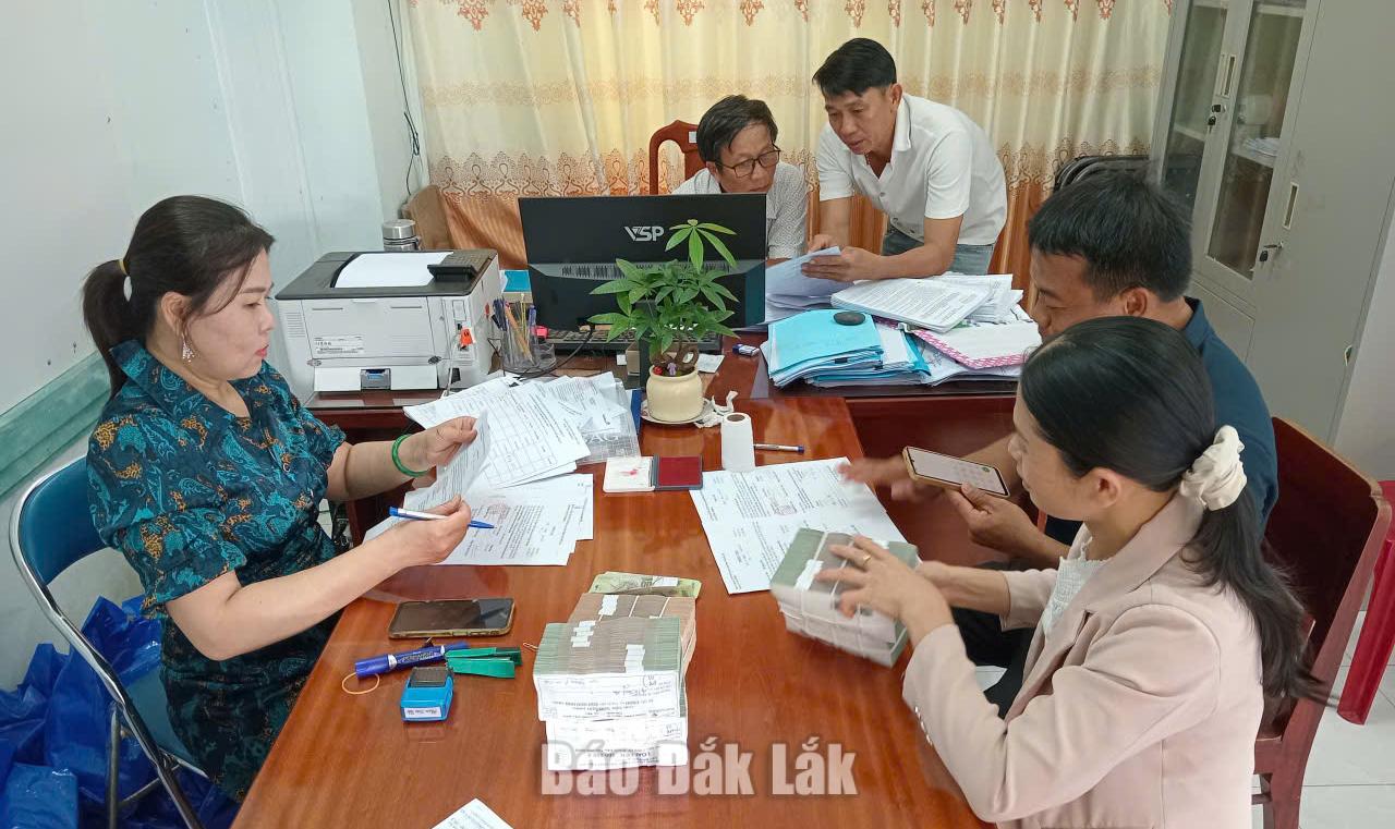 Người dân nhận tiền hỗ trợ.