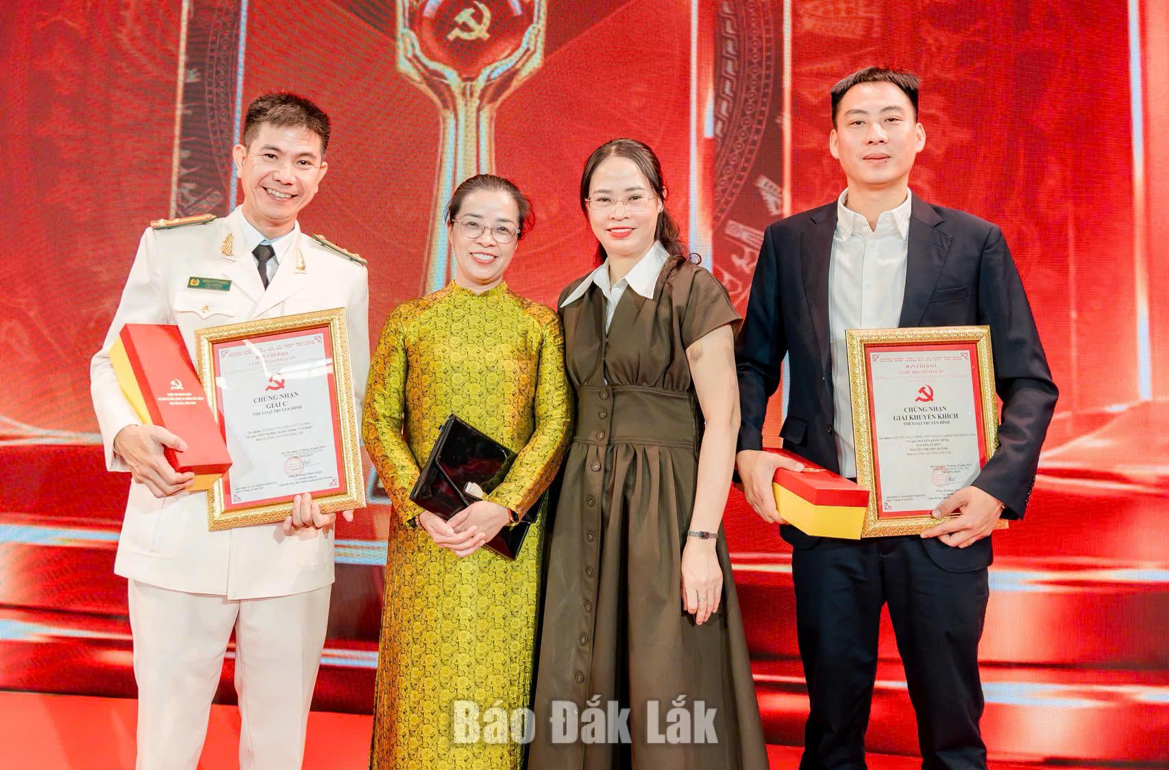 Phó Bí thư Tỉnh ủy Huỳnh Thị Chiến Hòa cùng đại diện các nhóm tác giả đạt giải của tỉnh Đắk Lắk.