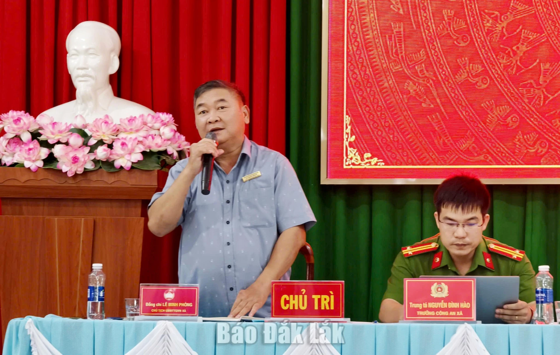 Đồng chí Lê Minh Phòng, Chủ tịch Ủy ban MTTQ Việt Nam xã và Trung tá Nguyễn Đình Hào, Trưởng Công an xã chủ trì hội nghị. 