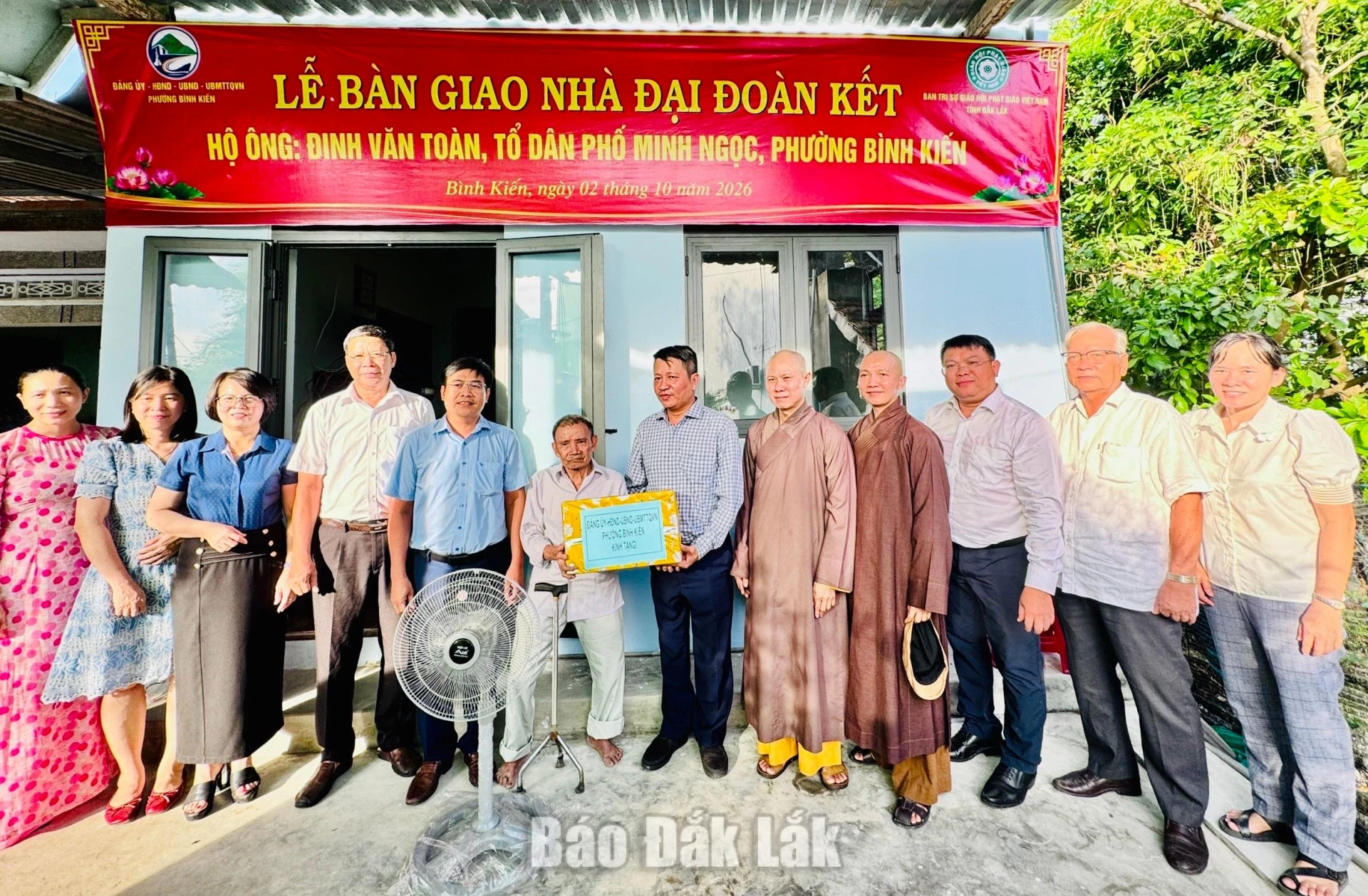 Lãnh đạo phường và các nhà hảo tâm trao tiền và quà hỗ trợ gia đình ông Đinh Văn Toàn