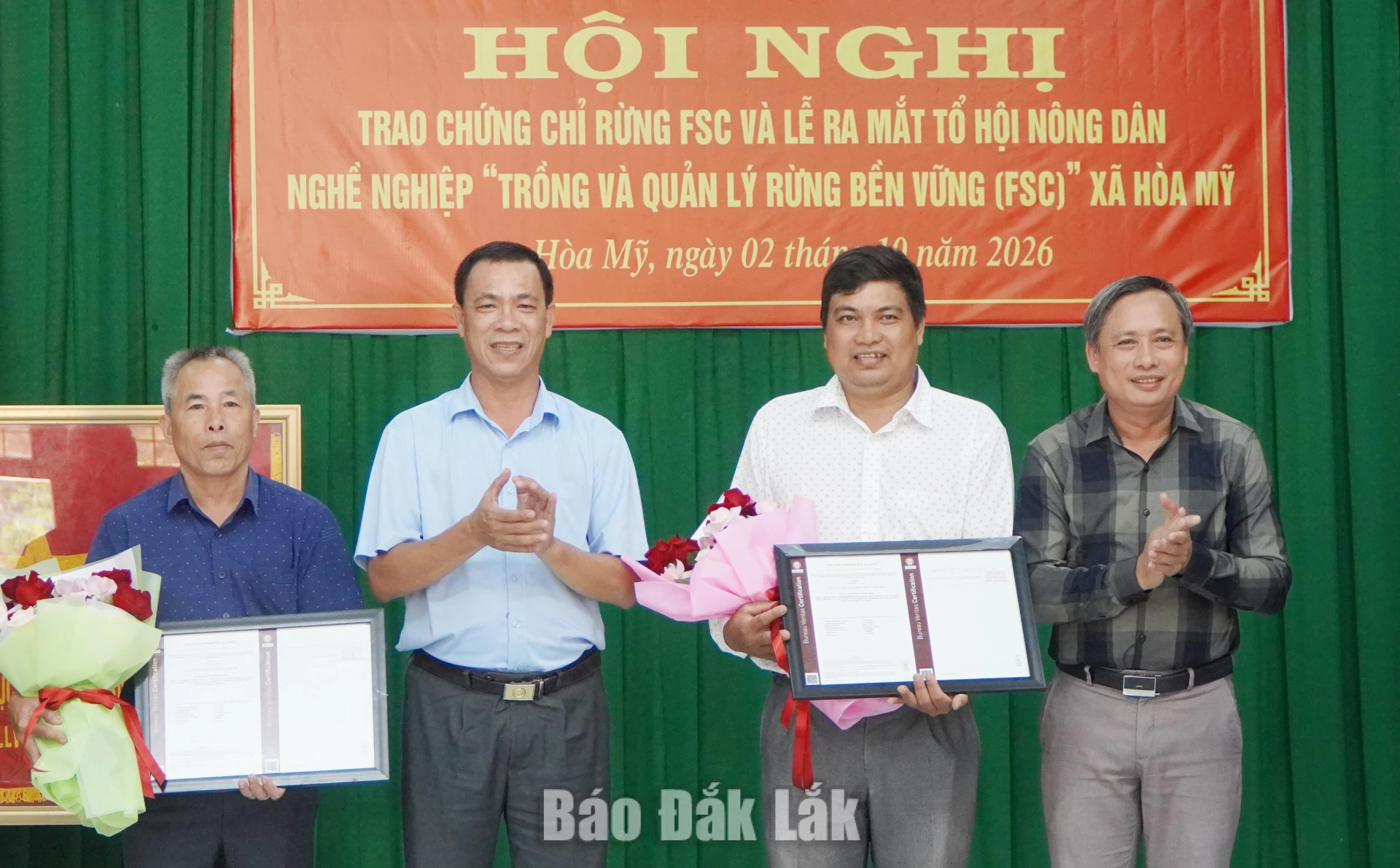 Lãnh đạo Liên minh hợp tác xã tỉnh và xã Hòa Mỹ trao chứng chỉ rừng FSC và hoa chúc mừng cho các hợp tác xã.