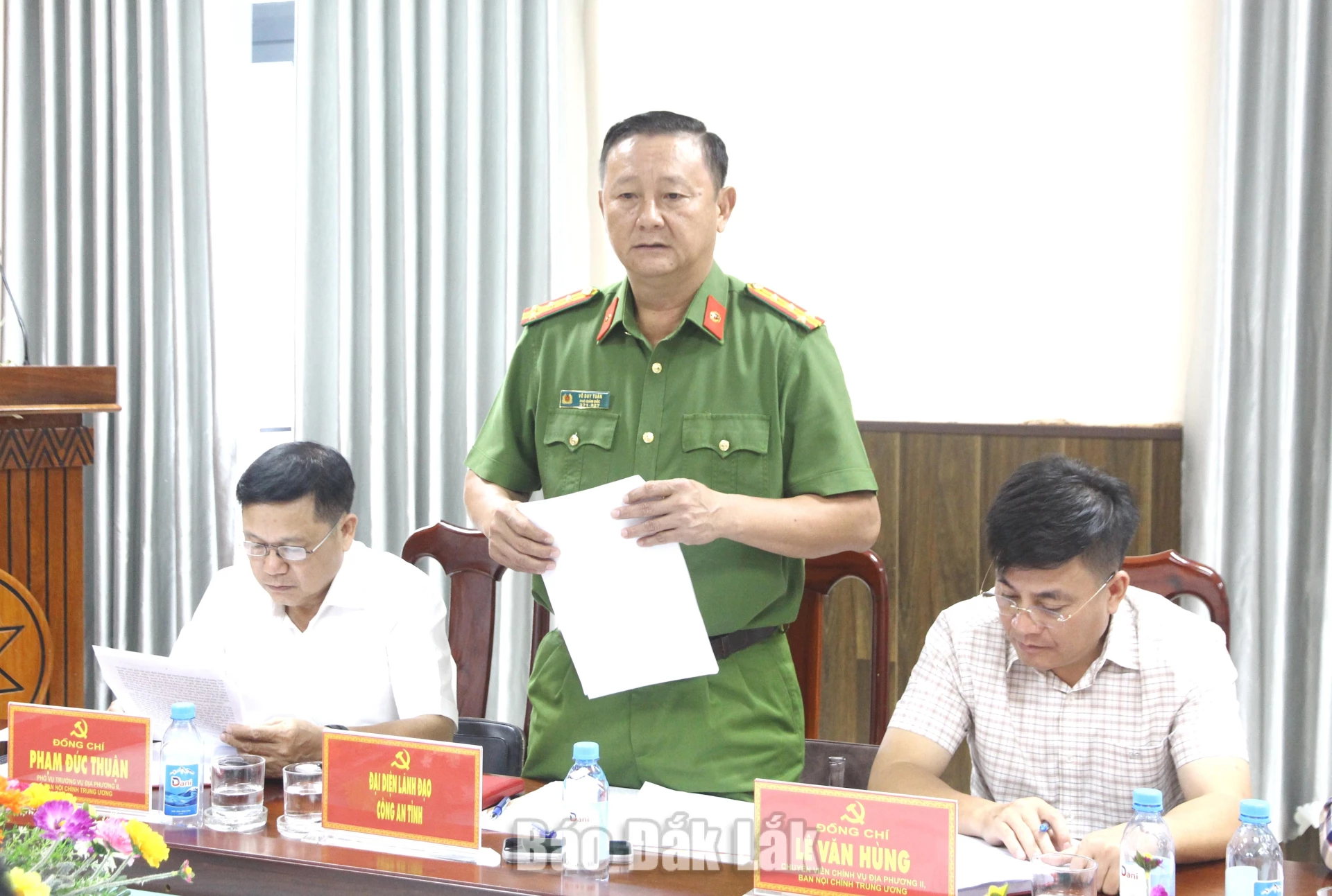 Đại tá Võ Duy Tuấn, Phó Giám đốc Công an tỉnh đóng góp ý kiến tại buổi làm việc.
